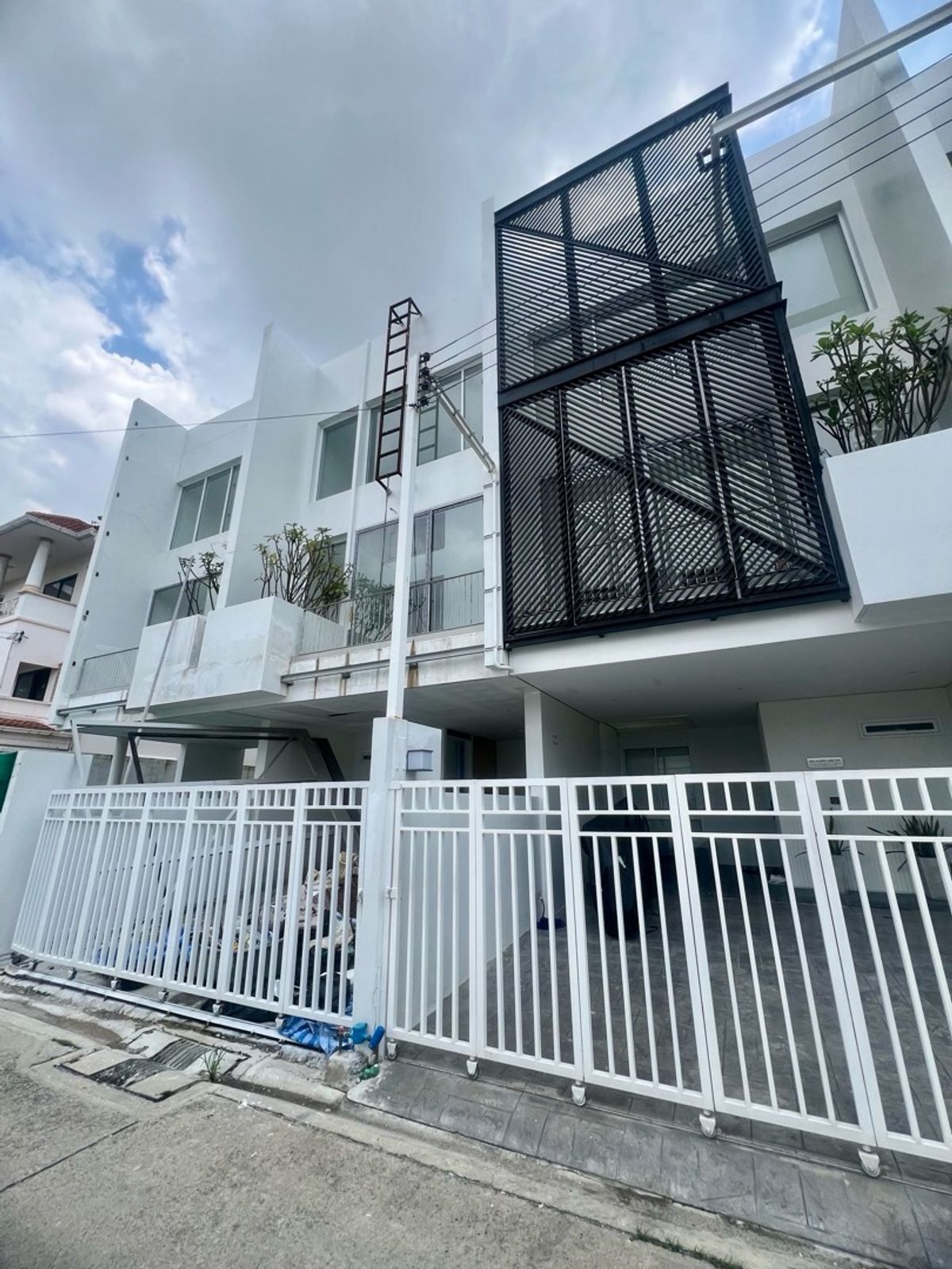 ให้เช่าทาวน์โฮมอ่อนนุช อุดมสุข : 🔥FOR RENT 40,000/MONTH🔥
🔥FOR SALE 8.5MB🔥

ทาวน์โฮมสร้างใหม่ เหมาะสำหรับอยู่อาศัย 
ทำเล ใจกลางเมืองสุขุมวิท ห่างจากถนนใหญ่อ่อนนุช เพียง 600 เมตร เข้าออกได้หลายเส้นทาง ซอยสุขุมวิท 93 ใกล้รถไฟฟ้าสายหลักเส้นสุขุมวิท สถานีบางจาก/อ่อนนุช เพียง 10 นาที