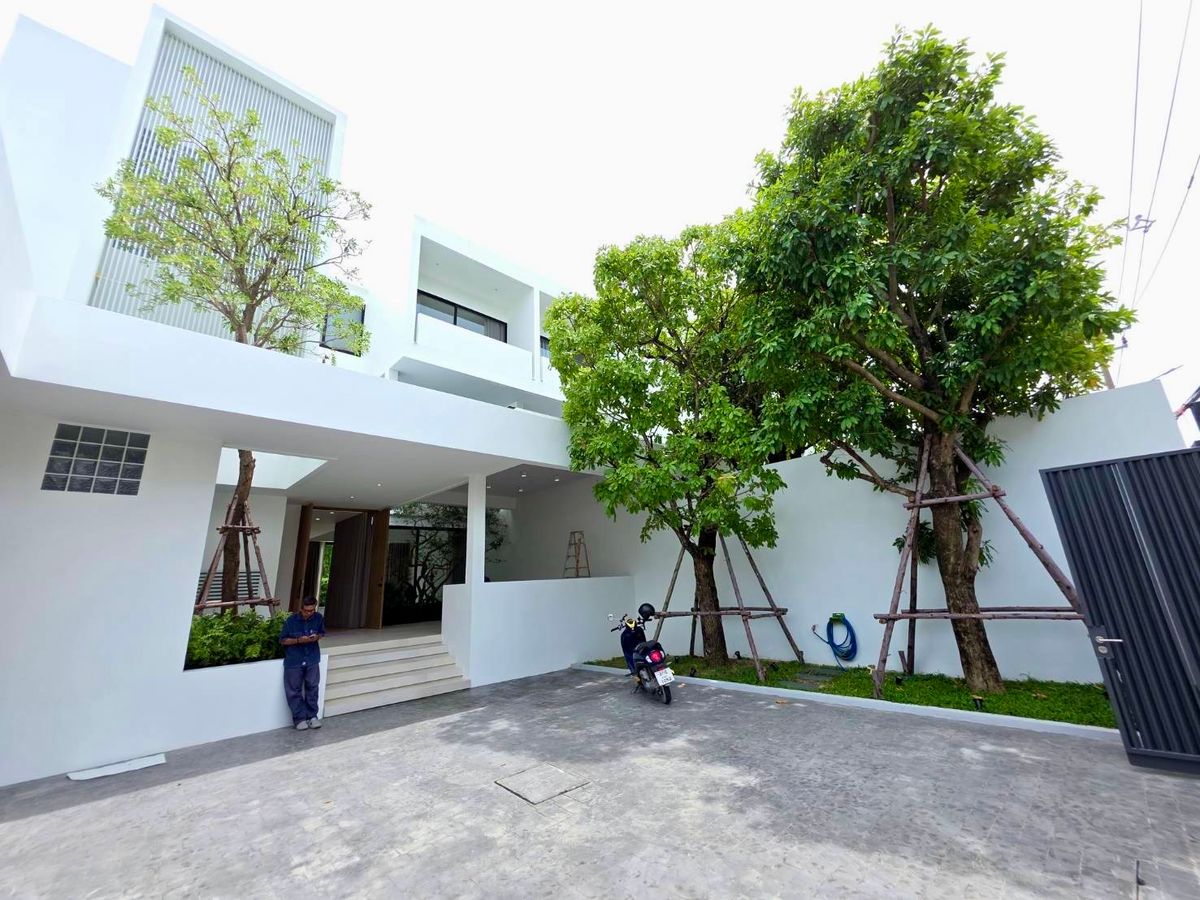 ให้เช่าสำนักงานรามคำแหง หัวหมาก : House for rent Ramkhamhaeng soi 9: 131 sqwah 800 sqm. 3bed 4bath 250,000/mth. Am: 0656199198