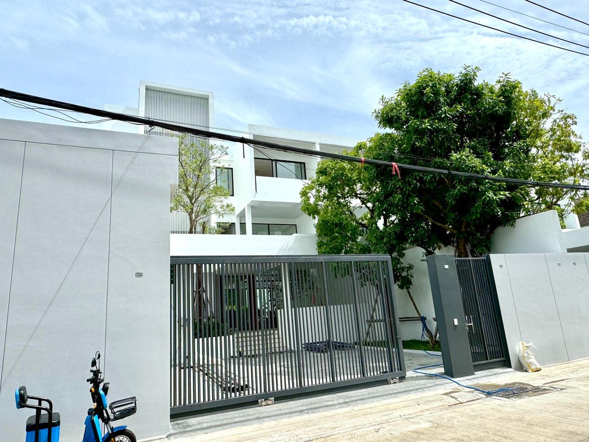 For RentOfficeRamkhamhaeng, Hua Mak : House for Rent Ramkhamhaeng Soi 9: 131 SQWAH 523 SQM. 3BED 4BATH 250,000/MTH. AM: 0656199198