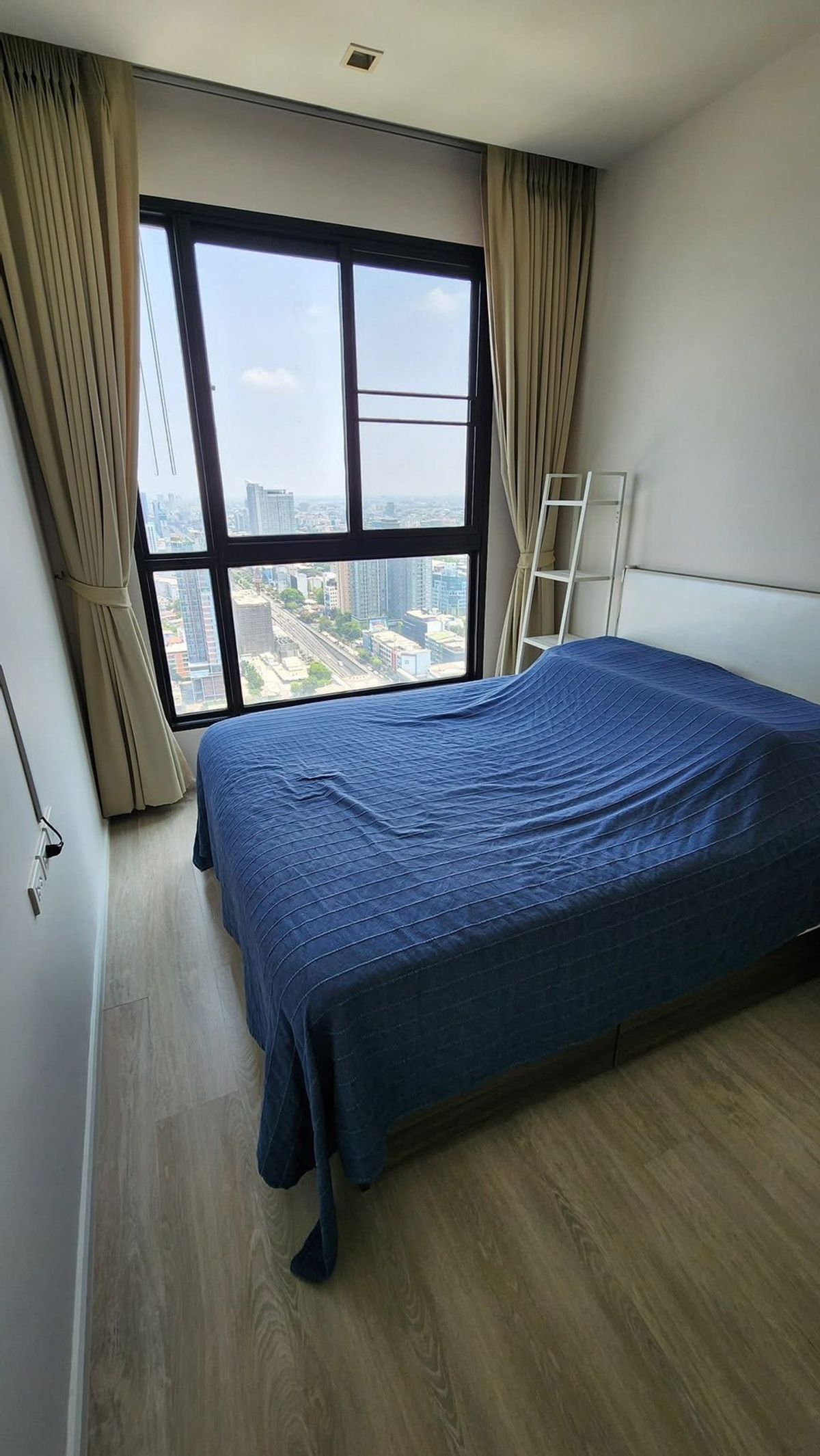 For RentCondoRatchadapisek, Huaikwang, Suttisan : urgent ! Very fast, Quinn Ratchada 17 📍35 sq.w., only 16,000 highs, beautiful view ✨ Very convenient, near MRT Sutthisan, MC Donald in front of the project (contact 081-152-6154)