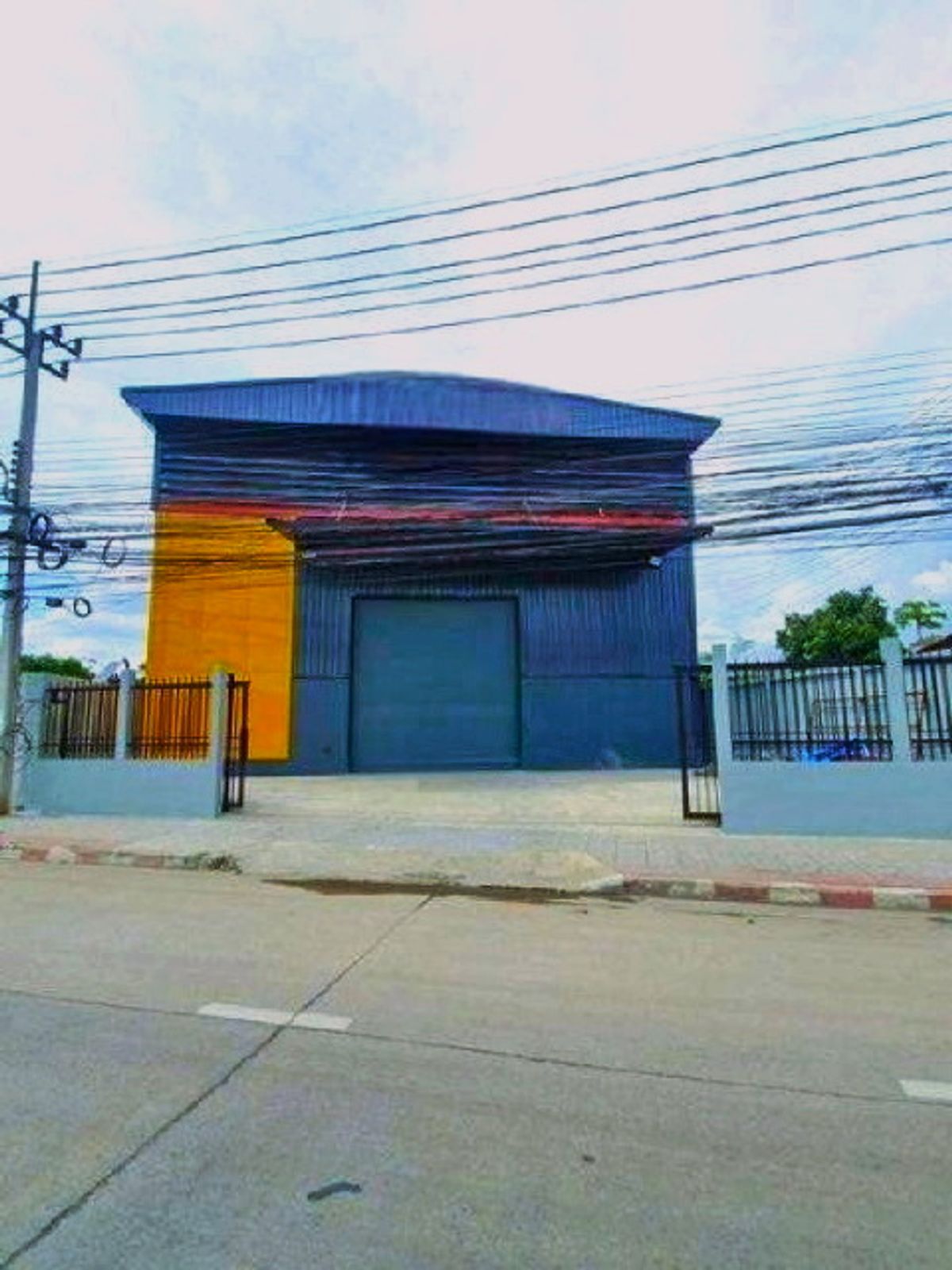 ให้เช่าโกดังเกษตร นวมินทร์ ลาดปลาเค้า : MRT วัชรพล 2.2กม.เพลินนารีมอลล์ 1.3กม.ให้เช่าโกดัง 2 ชั้น พร้อมออฟฟิศ 272ตร.วา.1302ตร.ม.ม.นอร์ทกรุงเทพ 4.1 กม. 3นอน 3 น้ำ