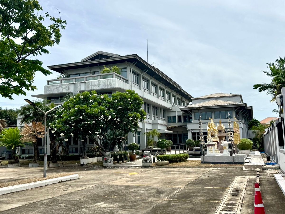 For RentOfficeRamkhamhaeng, Hua Mak : Office for Rent Ramkamhang Soi 9: 648SQWAH 1981SQM.  400,000/MET. AM: 0656199198