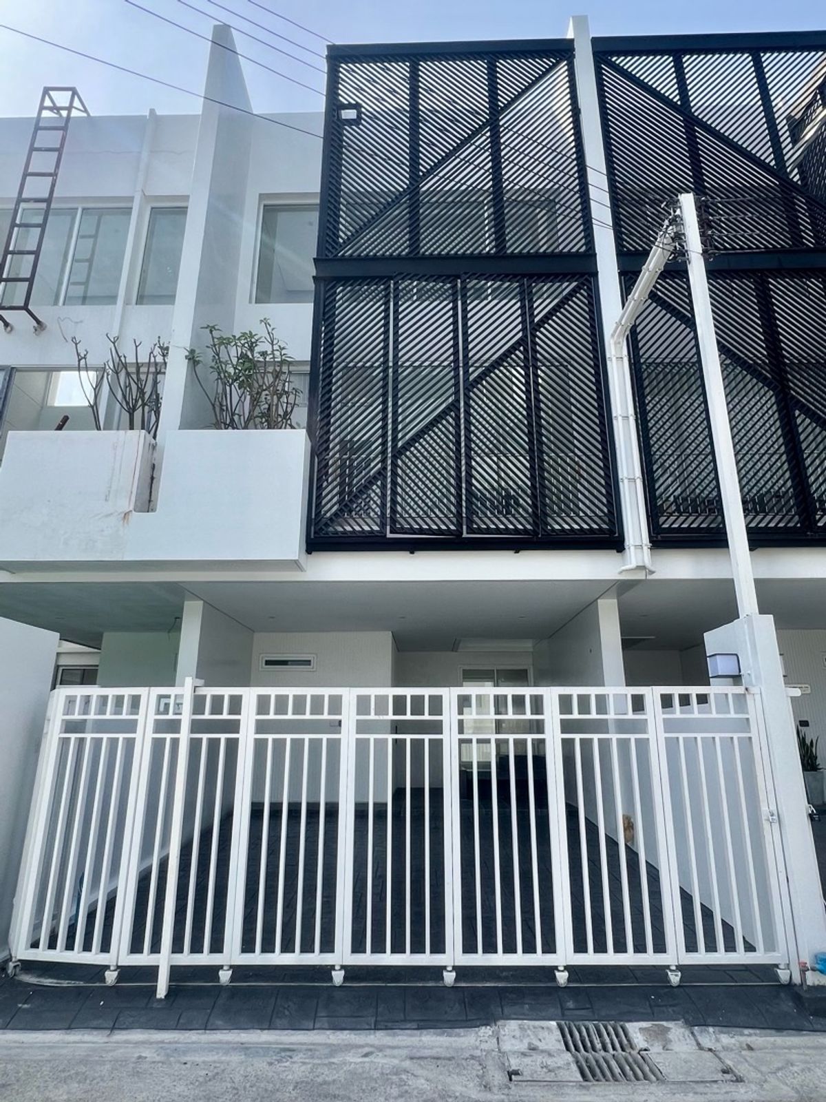 ให้เช่าทาวน์โฮมอ่อนนุช อุดมสุข : 🔥FOR RENT 40,000/MONTH🔥
🔥FOR SALE 8.5MB🔥

ทาวน์โฮมสร้างใหม่ เหมาะสำหรับอยู่อาศัย 
ทำเล ใจกลางเมืองสุขุมวิท ห่างจากถนนใหญ่อ่อนนุช เพียง 600 เมตร เข้าออกได้หลายเส้นทาง ซอยสุขุมวิท 93 ใกล้รถไฟฟ้าสายหลักเส้นสุขุมวิท สถานีบางจาก/อ่อนนุช เพียง 10 นาที