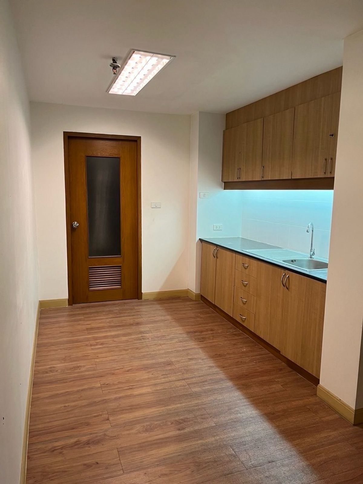 ให้เช่าสำนักงานสุขุมวิท อโศก ทองหล่อ : ปล่อยเช่า ออฟฟิศ สำนักงานบริษัท ขนาดพื้นที่ 500 ตารางเมตร BTS อโศก / MRT สุขุมวิท , กรุงเทพ เดินทางสะดวก หาของกินง่าย มีที่จอดรถ 