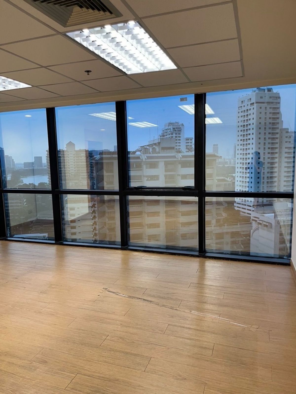 ให้เช่าสำนักงานสุขุมวิท อโศก ทองหล่อ : ปล่อยเช่า ออฟฟิศ สำนักงานบริษัท ขนาดพื้นที่ 500 ตารางเมตร BTS อโศก / MRT สุขุมวิท , กรุงเทพ เดินทางสะดวก หาของกินง่าย มีที่จอดรถ 