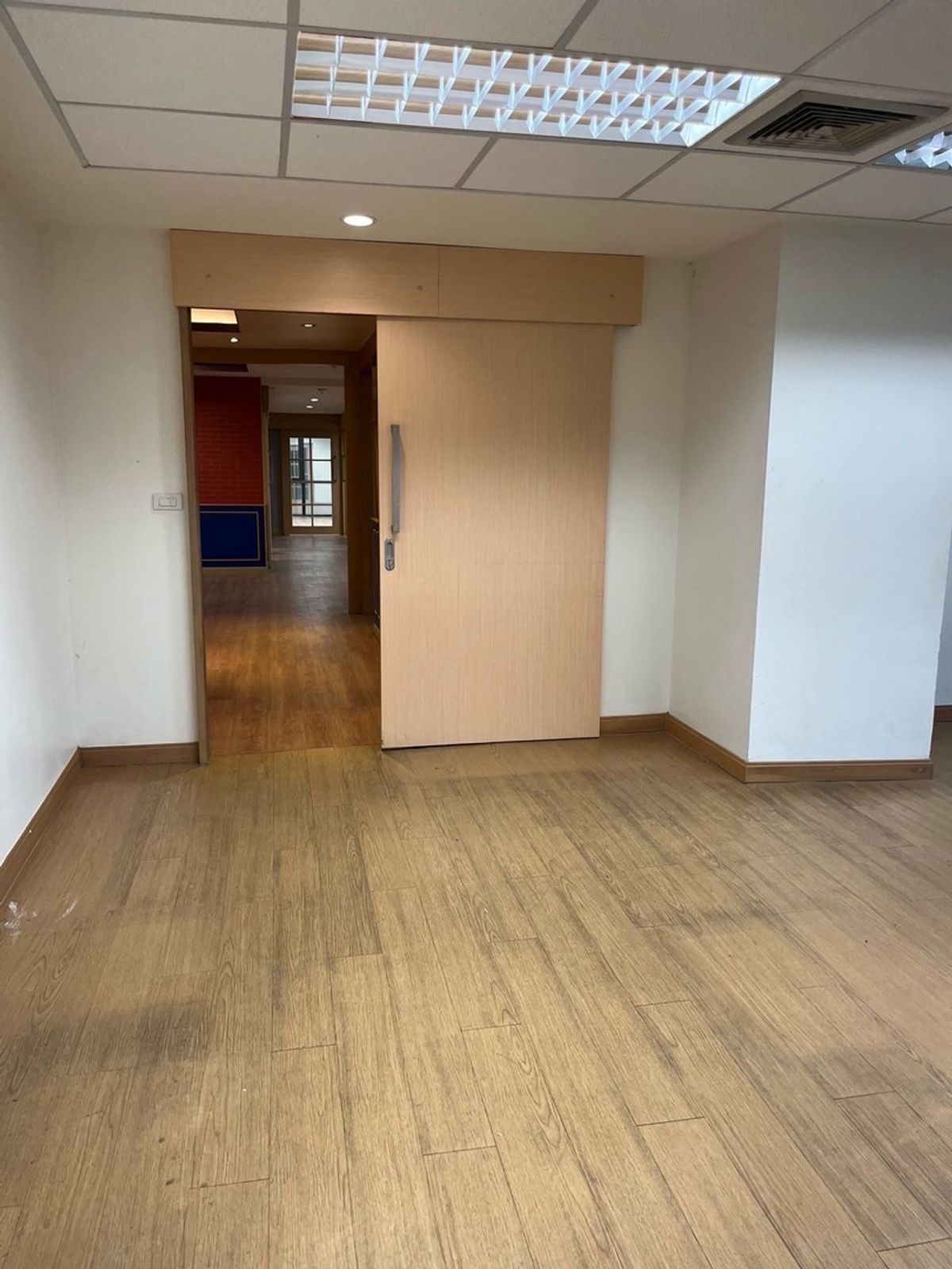 ให้เช่าสำนักงานสุขุมวิท อโศก ทองหล่อ : ปล่อยเช่า ออฟฟิศ สำนักงานบริษัท ขนาดพื้นที่ 500 ตารางเมตร BTS อโศก / MRT สุขุมวิท , กรุงเทพ เดินทางสะดวก หาของกินง่าย มีที่จอดรถ 