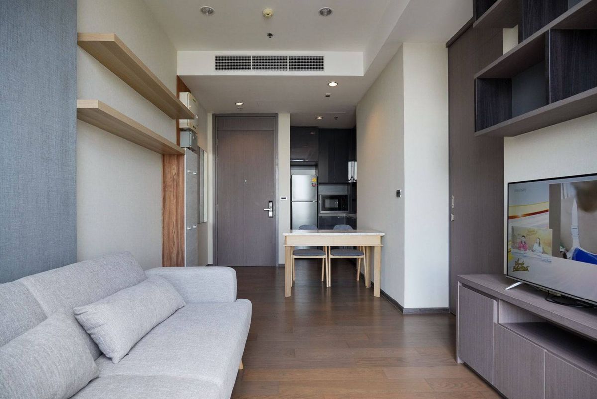 For RentCondoSathorn, Narathiwat : Rent RR021 The Diplomat Sathorn. Beautiful room, ready to approach BTS Surasak 0 meters.