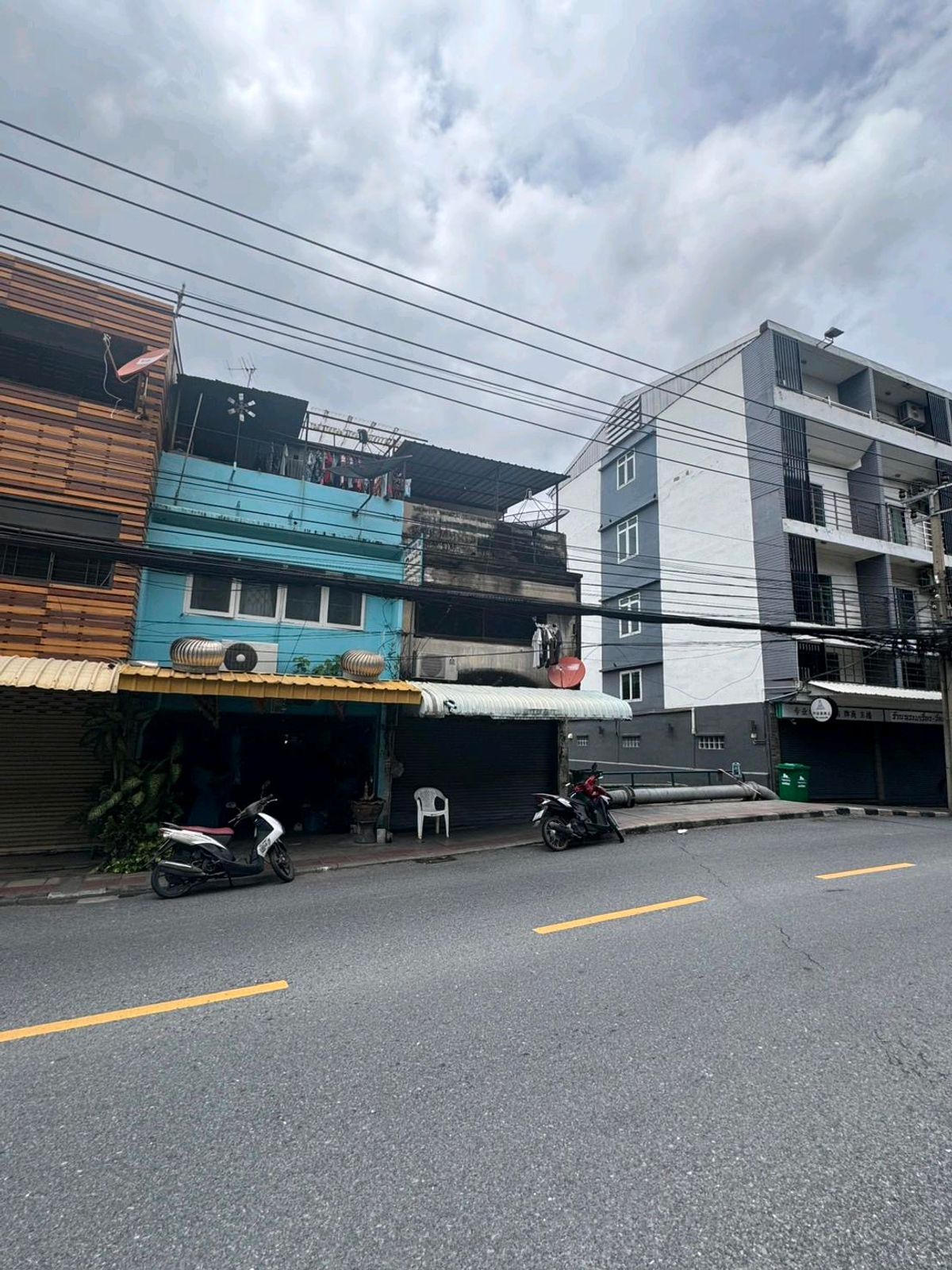 For SaleShop HouseRatchadapisek, Huaikwang, Suttisan : Selling a commercial building on the road to 2 rooms, cheap, near Huai Khwang