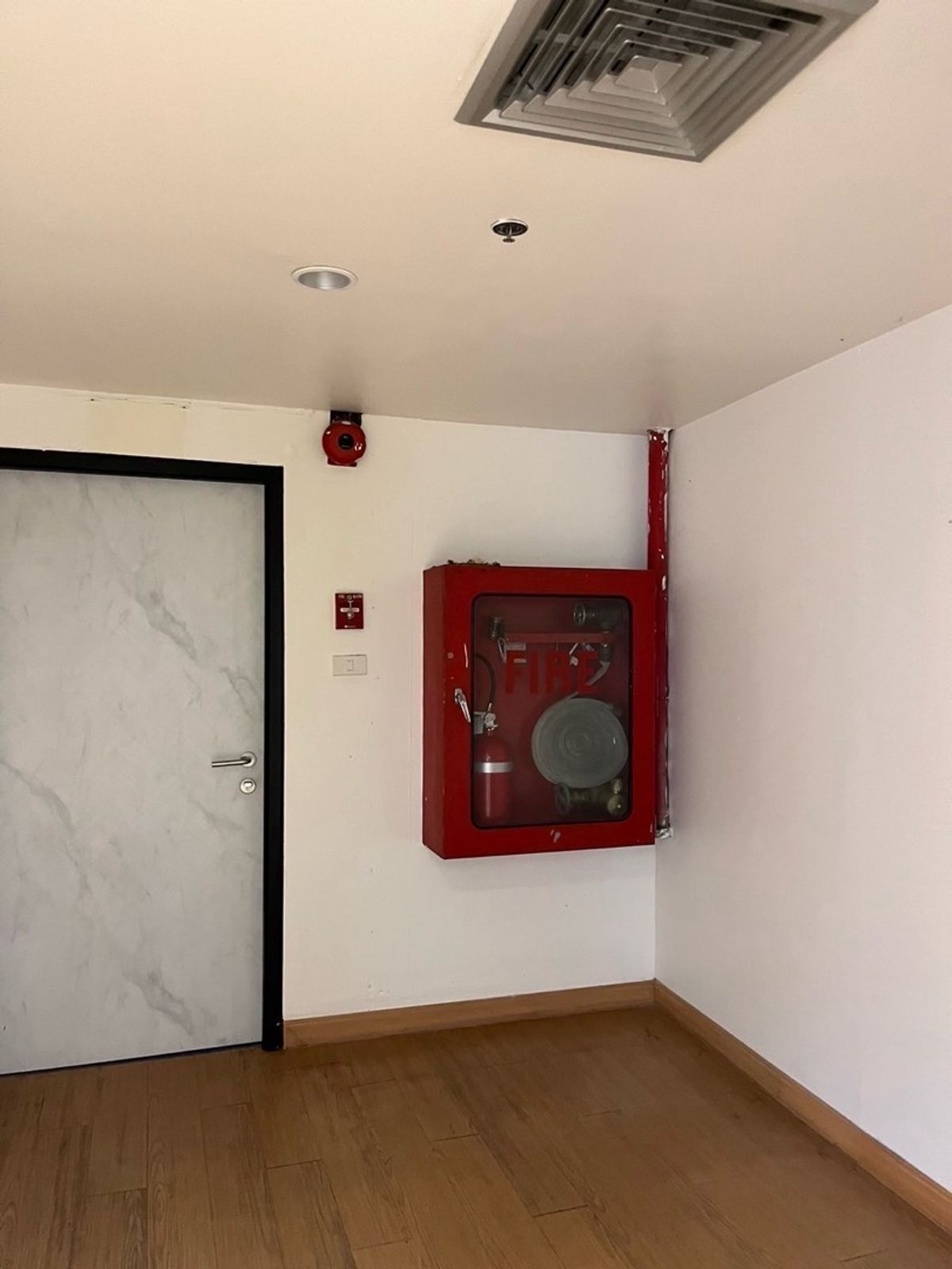 ให้เช่าสำนักงานสุขุมวิท อโศก ทองหล่อ : ปล่อยเช่า ออฟฟิศ สำนักงานบริษัท ขนาดพื้นที่ 500 ตารางเมตร BTS อโศก / MRT สุขุมวิท , กรุงเทพ เดินทางสะดวก หาของกินง่าย มีที่จอดรถ 