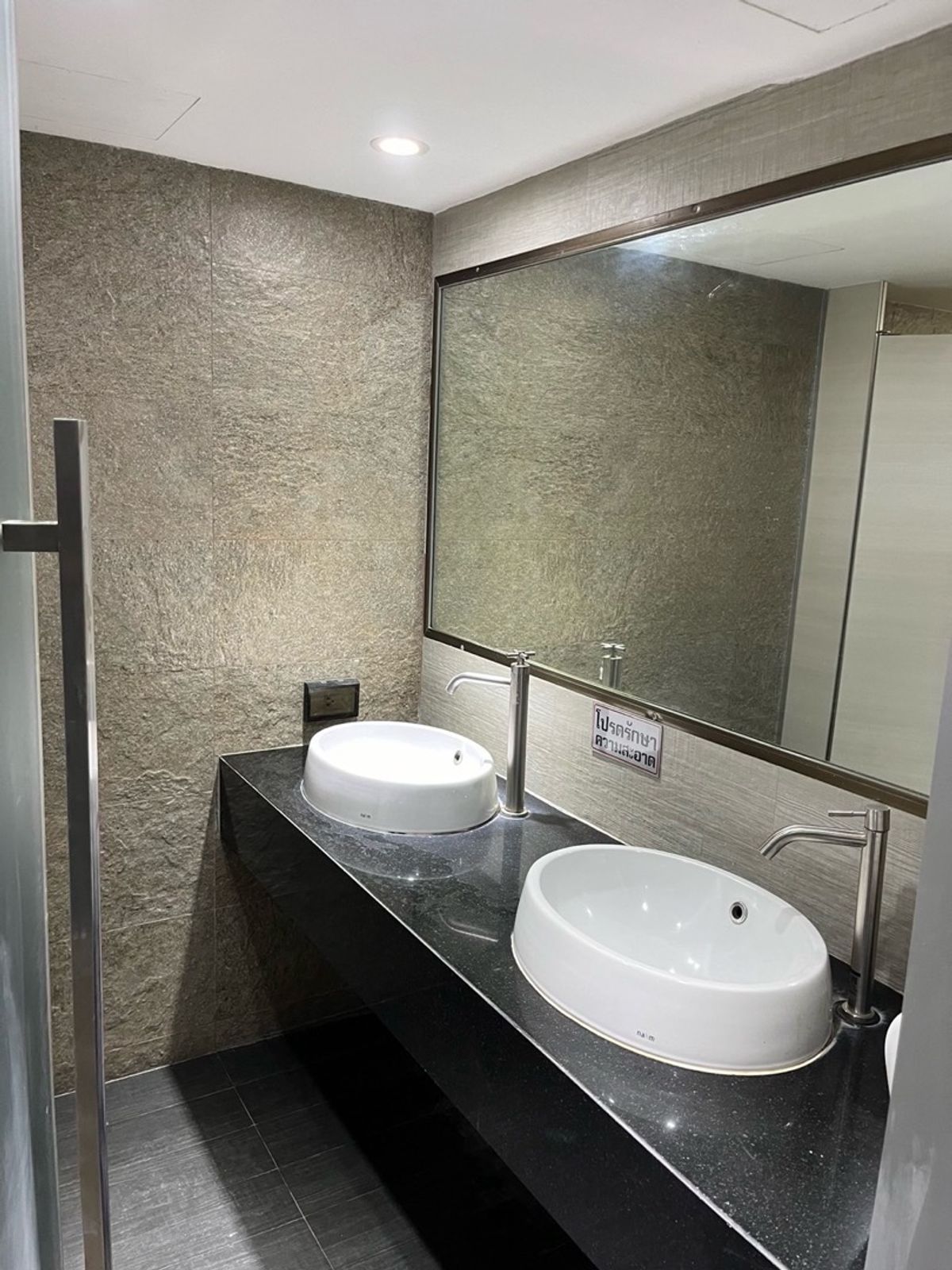 ให้เช่าสำนักงานสุขุมวิท อโศก ทองหล่อ : ปล่อยเช่า ออฟฟิศ สำนักงานบริษัท ขนาดพื้นที่ 500 ตารางเมตร BTS อโศก / MRT สุขุมวิท , กรุงเทพ เดินทางสะดวก หาของกินง่าย มีที่จอดรถ 