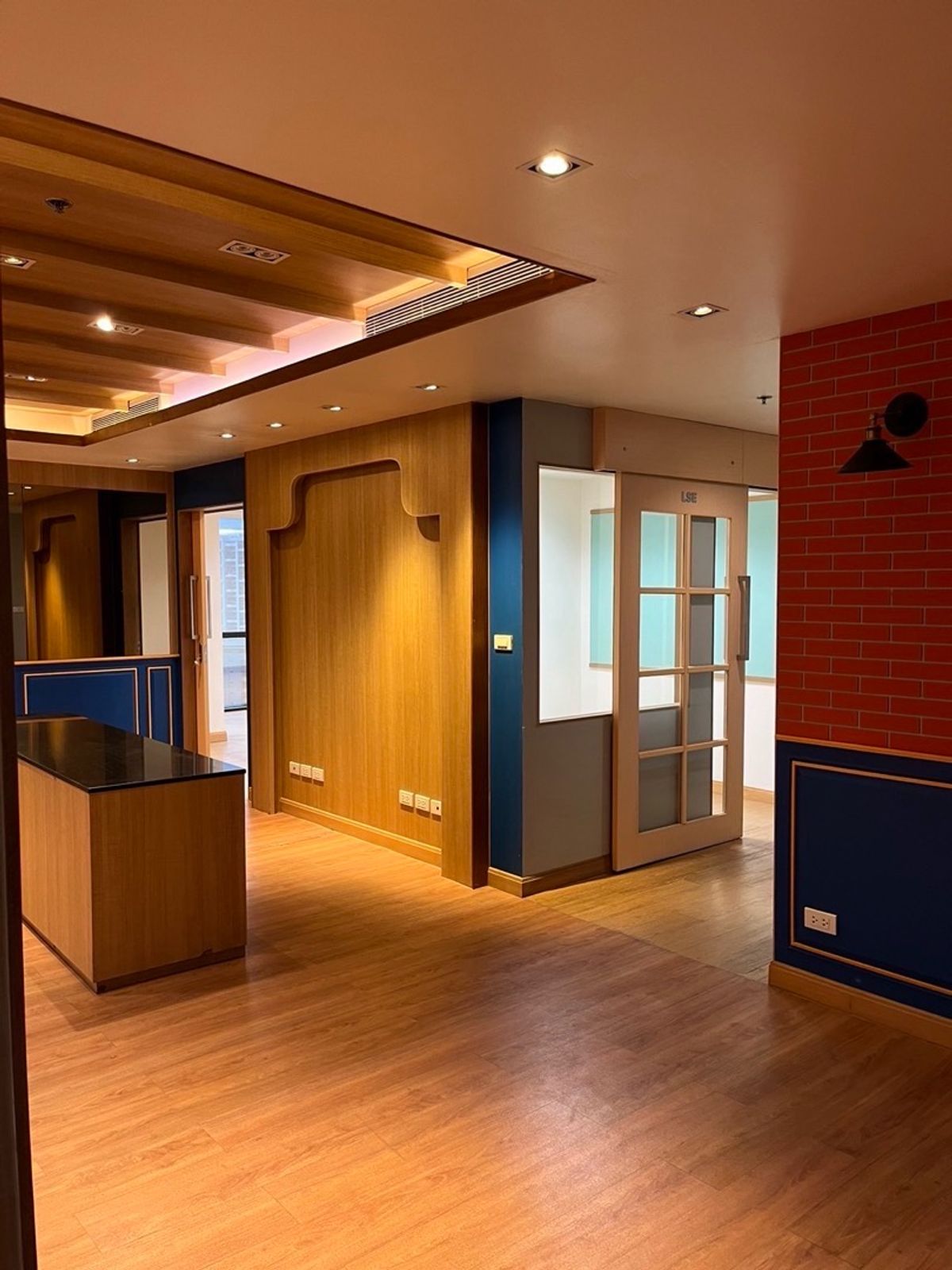 ให้เช่าสำนักงานสุขุมวิท อโศก ทองหล่อ : ปล่อยเช่า ออฟฟิศ สำนักงานบริษัท ขนาดพื้นที่ 500 ตารางเมตร BTS อโศก / MRT สุขุมวิท , กรุงเทพ เดินทางสะดวก หาของกินง่าย มีที่จอดรถ 