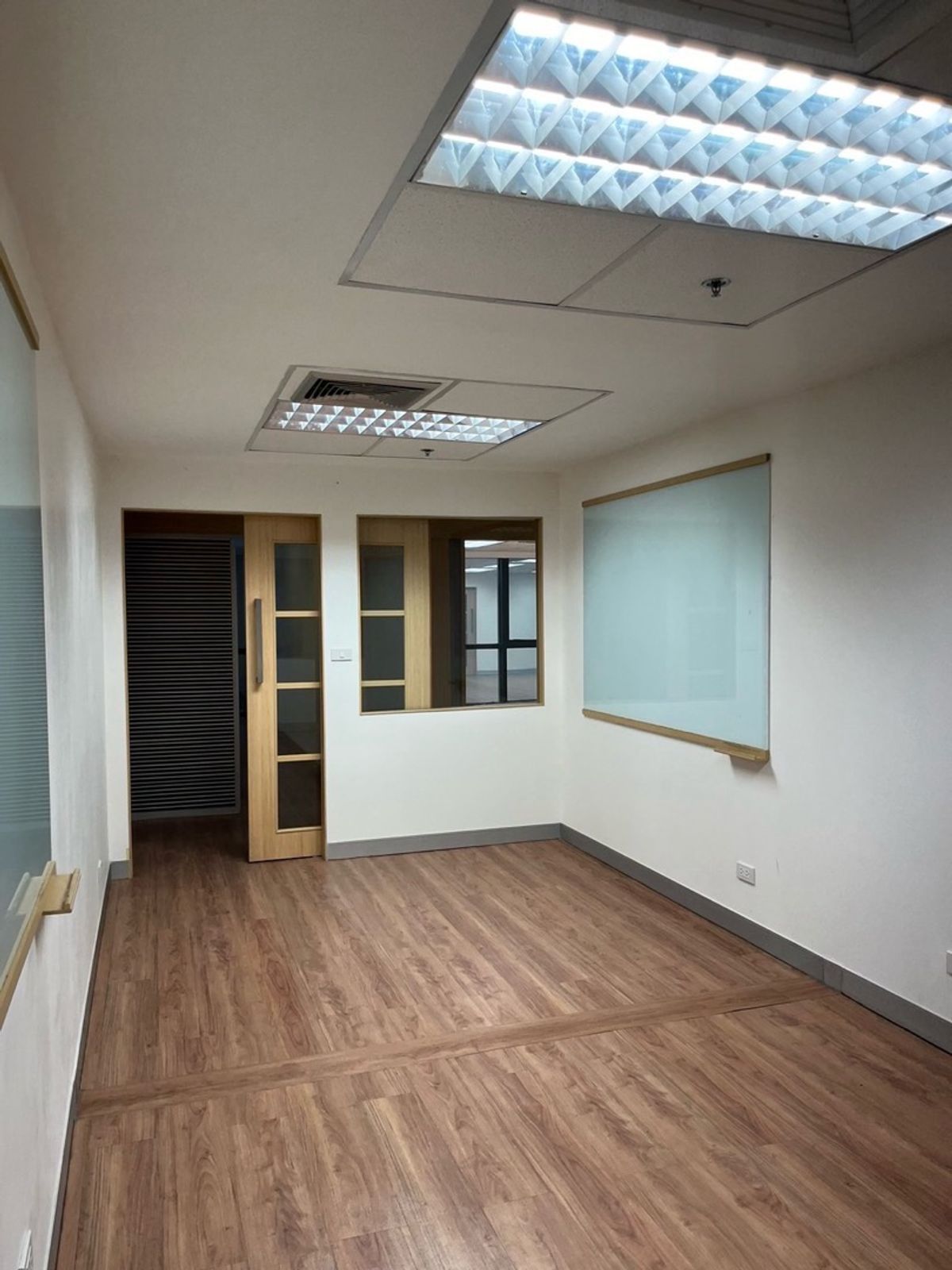 ให้เช่าสำนักงานสุขุมวิท อโศก ทองหล่อ : ปล่อยเช่า ออฟฟิศ สำนักงานบริษัท ขนาดพื้นที่ 500 ตารางเมตร BTS อโศก / MRT สุขุมวิท , กรุงเทพ เดินทางสะดวก หาของกินง่าย มีที่จอดรถ 