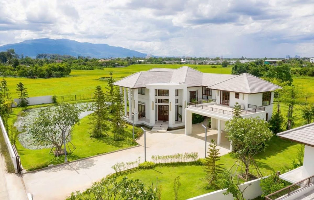 For RentChiang Mai : - Two-storey pool villa for rent with 7 bedrooms,7 toilets and 2 kitchens. 