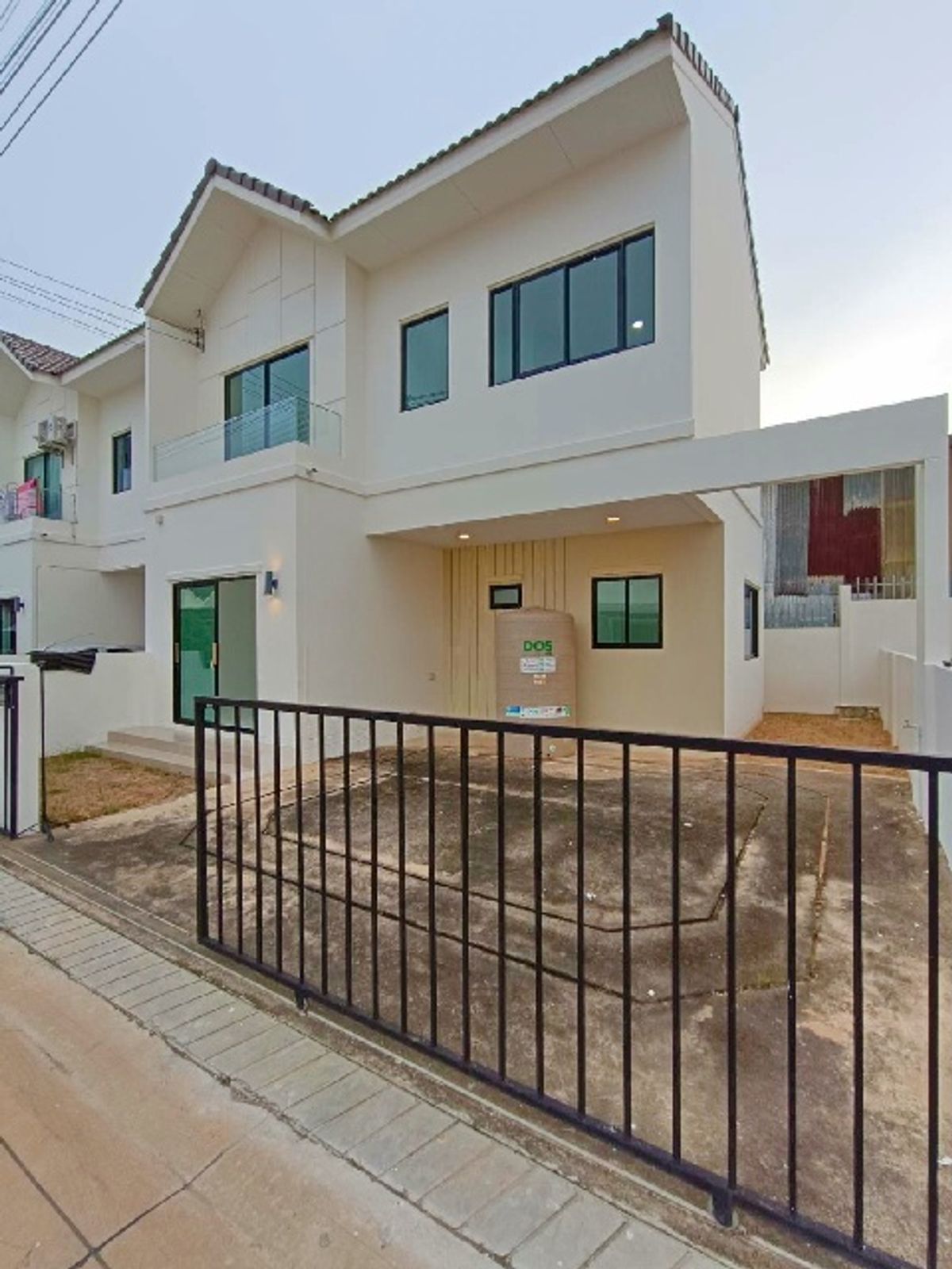 For RentHousePattaya, Bangsaen, Chonburi : PTT Eastern Seaboard New 2 -story townhouse for rent, 29 sq.w., 239 sq.m., 3 bedrooms, Big C 4.6 km. Lotus Bo Win Makro 4.9 km.