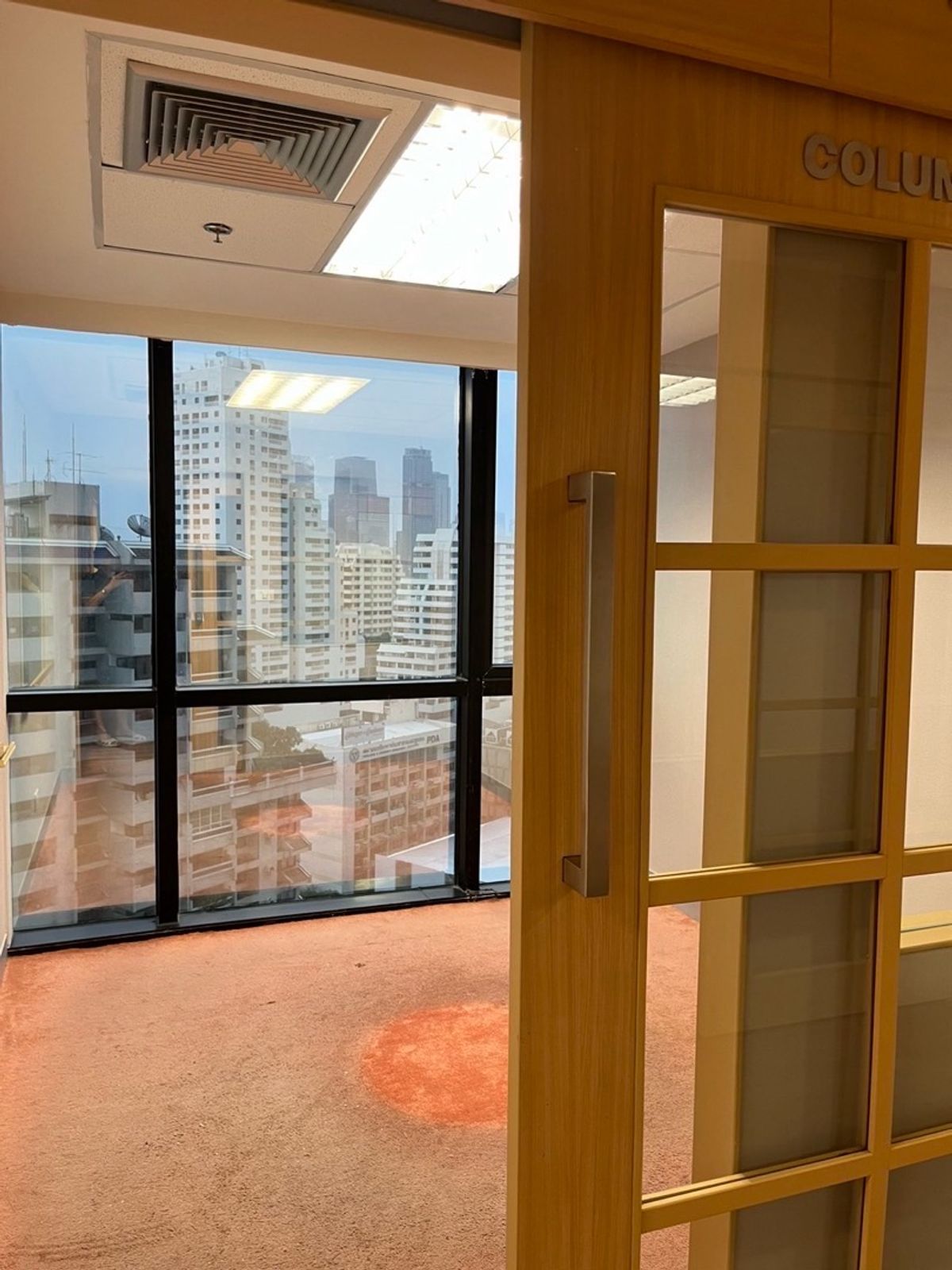 ให้เช่าสำนักงานสุขุมวิท อโศก ทองหล่อ : ปล่อยเช่า ออฟฟิศ สำนักงานบริษัท ขนาดพื้นที่ 500 ตารางเมตร BTS อโศก / MRT สุขุมวิท , กรุงเทพ เดินทางสะดวก หาของกินง่าย มีที่จอดรถ 