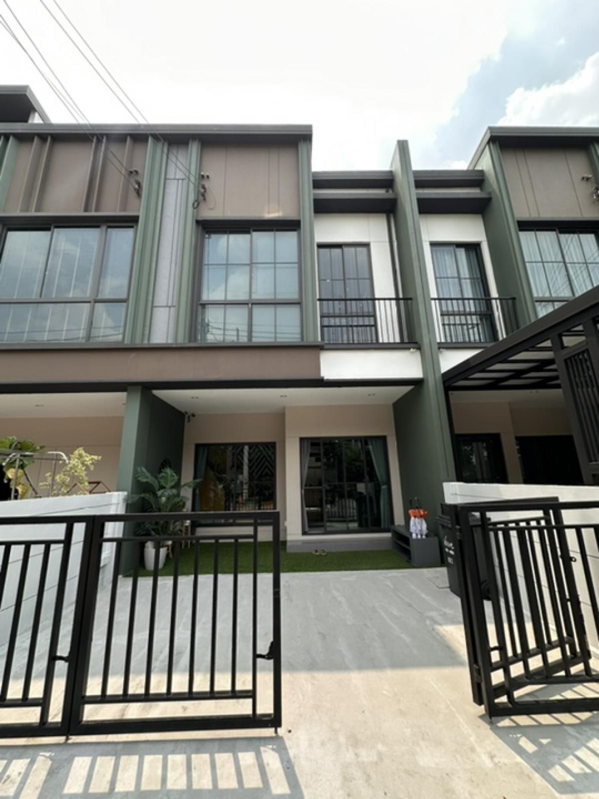 ให้เช่าทาวน์โฮมนวมินทร์ รามอินทรา : ทาวน์โฮม 2 ชั้น พร้อมเฟอร์นิเจอร์ ตกแต่งสวยงาม ให้เช่า ย่านรามอินทรา-สายไหม ใกล้บิ๊กซี ฟู้ดเพลส สายไหม 47 เพียง 1.7 กม.