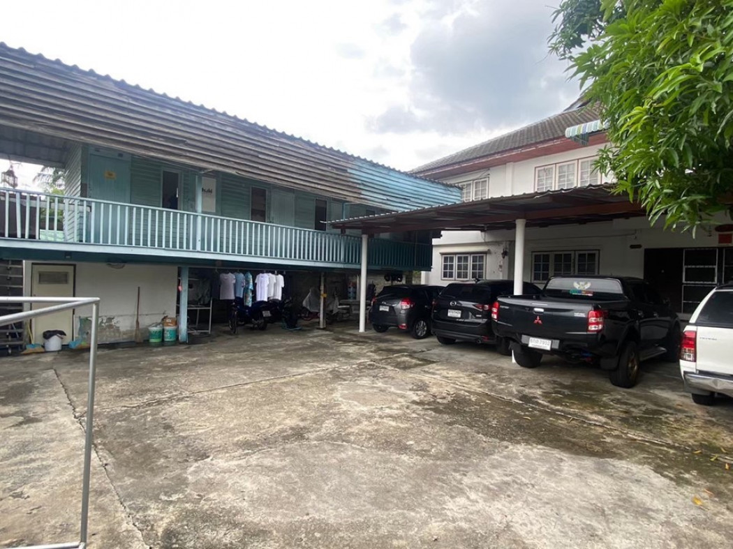 ขายที่ดินบางซื่อ วงศ์สว่าง เตาปูน : ขาย ที่ดิน บางซื่อ พร้อมบ้านและหอพัก 126 ตร.วา ทำเลใจกลางเมือง ซ.สะพานขวา ใกล้ MRT เตาปูน เหมาะสร้างอพาร์ตเมนต์หรือที่พักอาศัย
