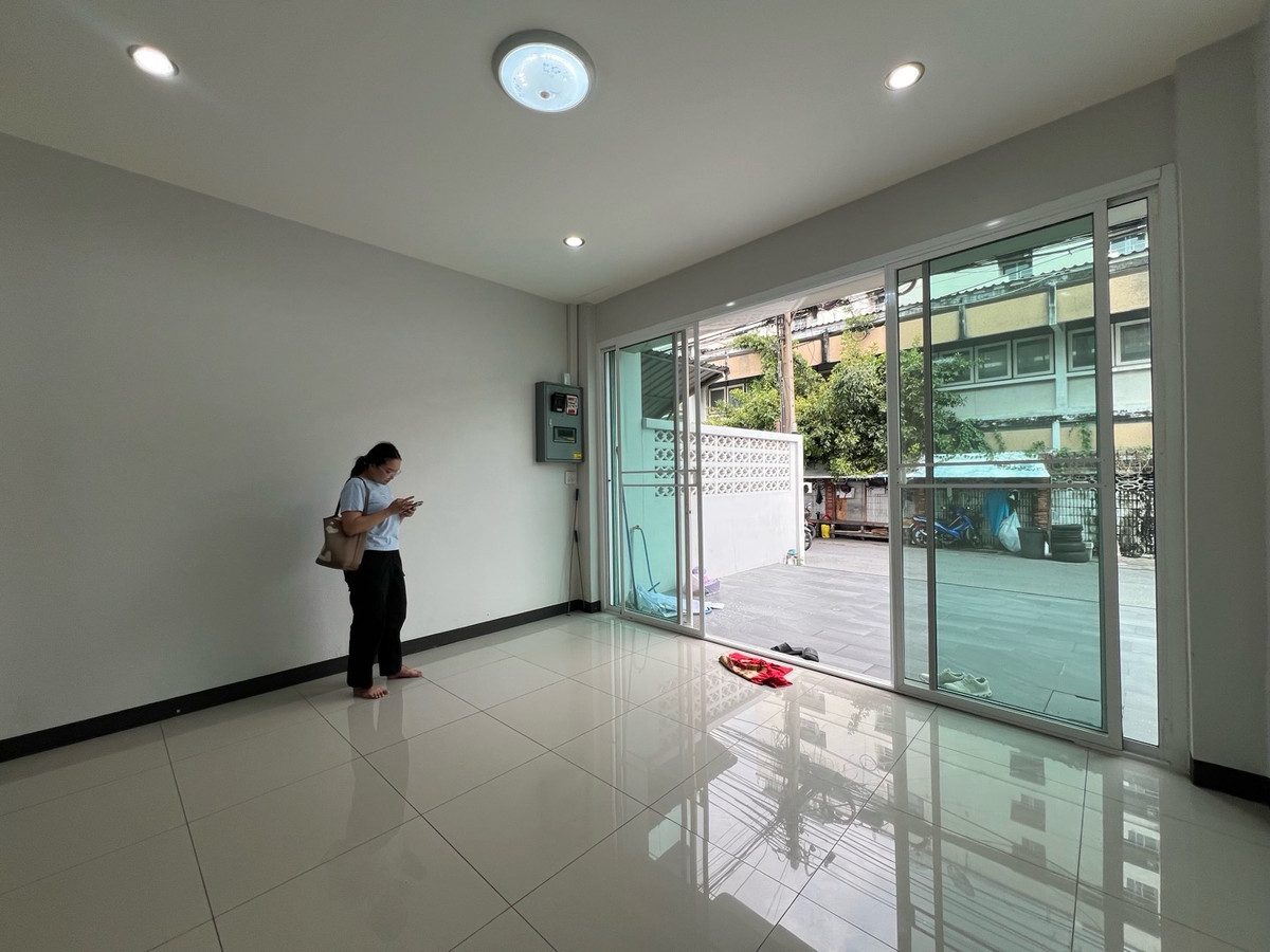 ให้เช่าทาวน์โฮมรัชดา ห้วยขวาง : ให้เช่า ทาวน์เฮ้าส์ 3 ชั้น บ้านให้เช่าห้วยขวาง  ใกล้ MRT ห้วยขวาง 600 เมตร  ใกล้เซ็นทรัลพระราม 9