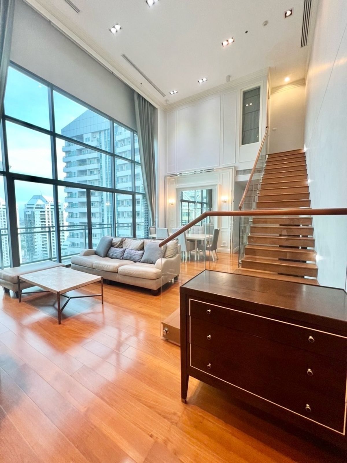 ขายคอนโดสุขุมวิท อโศก ทองหล่อ : For Sale : Bright24 3 Bed 3 Baht (Duplex) 
Floor :20+ Size :  162  sqm 32MB