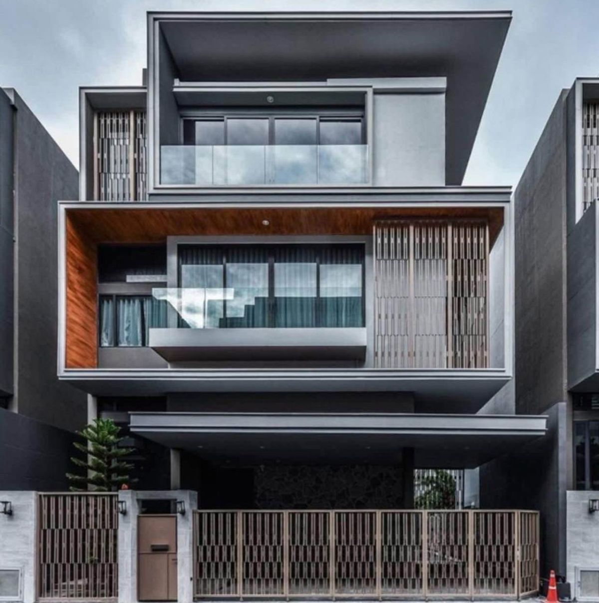 ให้เช่าบ้านรัชดา ห้วยขวาง : 📌Rental : Pool Villa In Ratchada , 4 Beds 6 Bath , 511 sqm , 55 sqw , 3 Storeys 

🔥🔥Rental price : 220,000 THB / month 🔥🔥 

𝗠𝗼𝗿𝗲 𝗜𝗻𝗳𝗼𝗿𝗺𝗮𝘁𝗶𝗼𝗻 𝗙𝗼𝗿 𝗟𝗶𝘃𝗶𝗻𝗴 𝗮𝗻𝗱 𝗜𝗻𝘃𝗲𝘀𝘁𝗺𝗲𝗻𝘁
📱Tel : (+66) 061-9979915 / Kat
📱Line : https