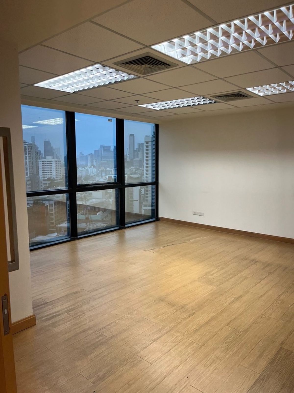 ให้เช่าสำนักงานสุขุมวิท อโศก ทองหล่อ : ปล่อยเช่า ออฟฟิศ สำนักงานบริษัท ขนาดพื้นที่ 500 ตารางเมตร BTS อโศก / MRT สุขุมวิท , กรุงเทพ เดินทางสะดวก หาของกินง่าย มีที่จอดรถ 