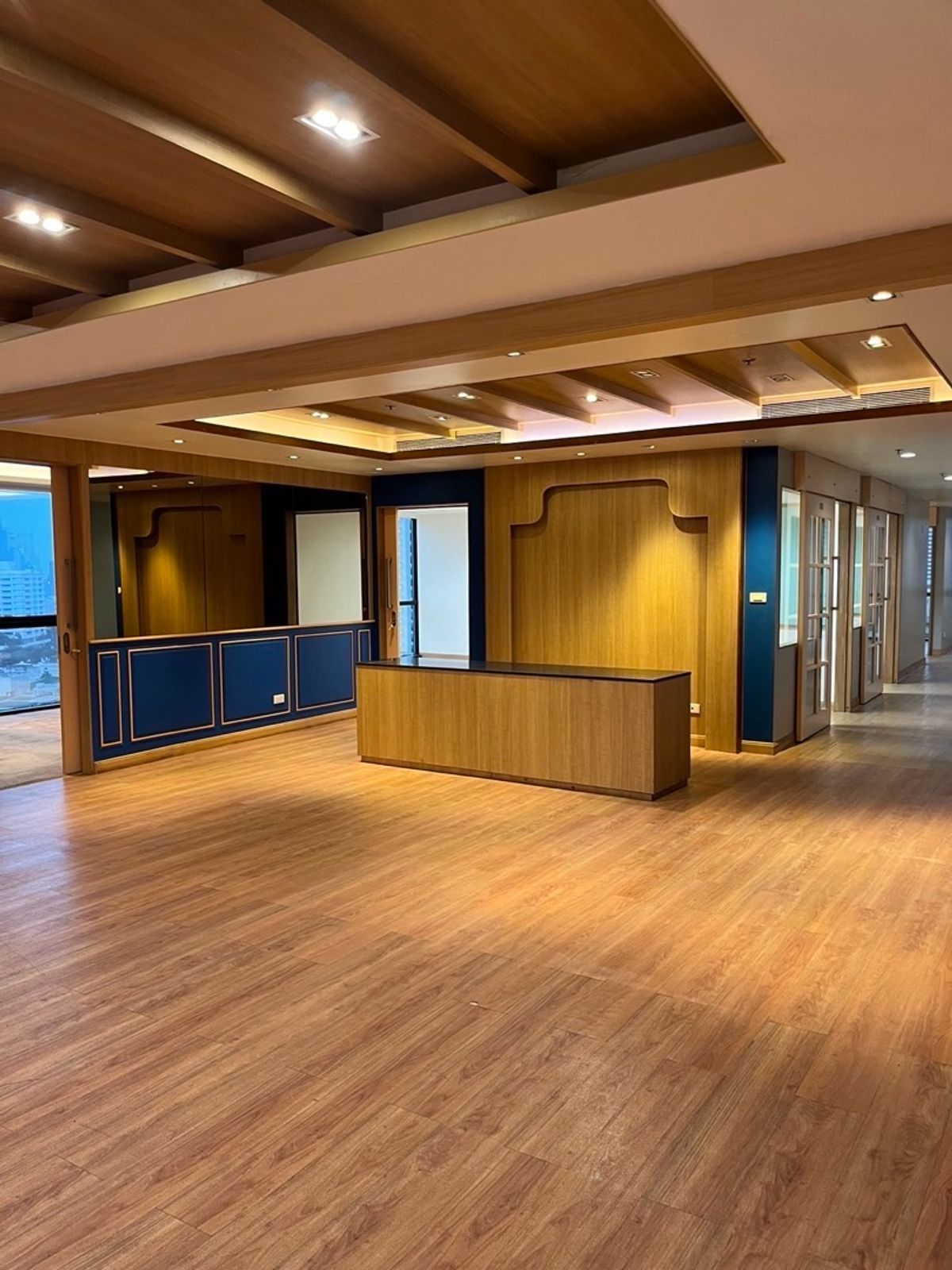 ให้เช่าสำนักงานสุขุมวิท อโศก ทองหล่อ : ปล่อยเช่า ออฟฟิศ สำนักงานบริษัท ขนาดพื้นที่ 500 ตารางเมตร BTS อโศก / MRT สุขุมวิท , กรุงเทพ เดินทางสะดวก หาของกินง่าย มีที่จอดรถ 