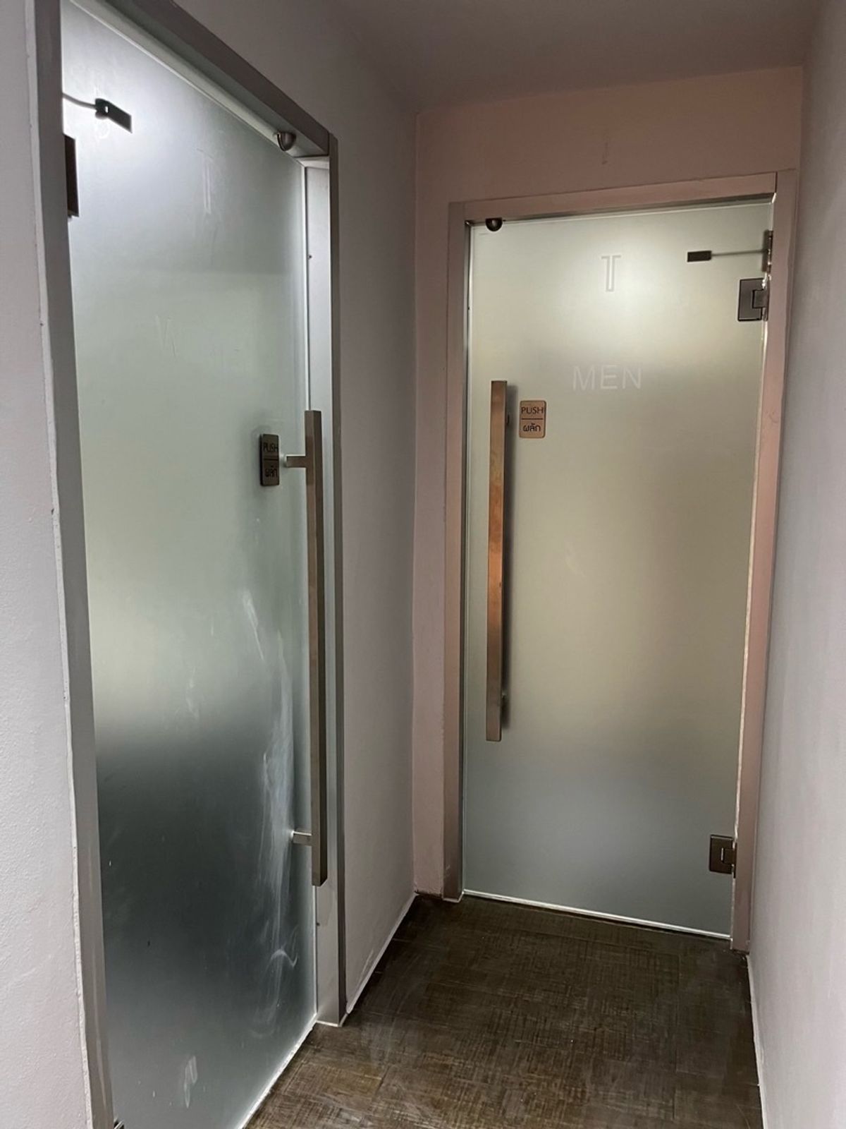 ให้เช่าสำนักงานสุขุมวิท อโศก ทองหล่อ : ปล่อยเช่า ออฟฟิศ สำนักงานบริษัท ขนาดพื้นที่ 500 ตารางเมตร BTS อโศก / MRT สุขุมวิท , กรุงเทพ เดินทางสะดวก หาของกินง่าย มีที่จอดรถ 