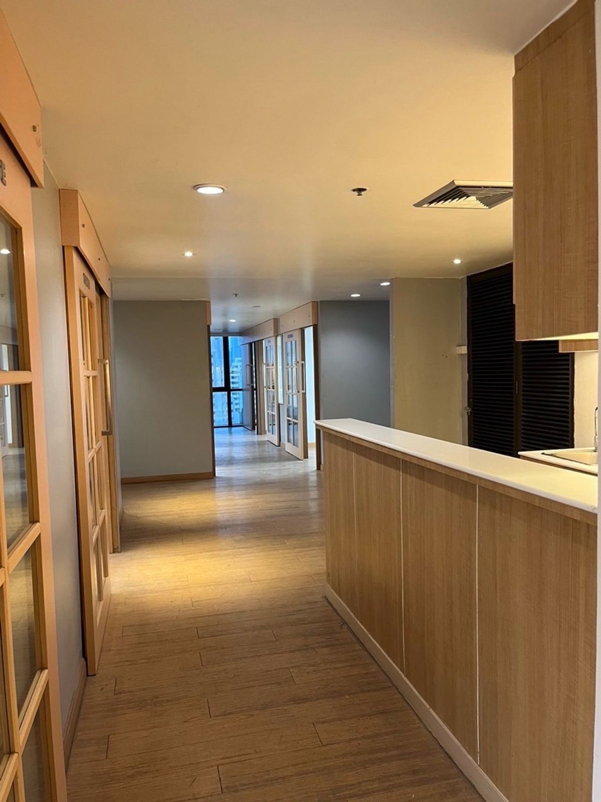 ให้เช่าสำนักงานสุขุมวิท อโศก ทองหล่อ : ปล่อยเช่า ออฟฟิศ สำนักงานบริษัท ขนาดพื้นที่ 500 ตารางเมตร BTS อโศก / MRT สุขุมวิท , กรุงเทพ เดินทางสะดวก หาของกินง่าย มีที่จอดรถ 