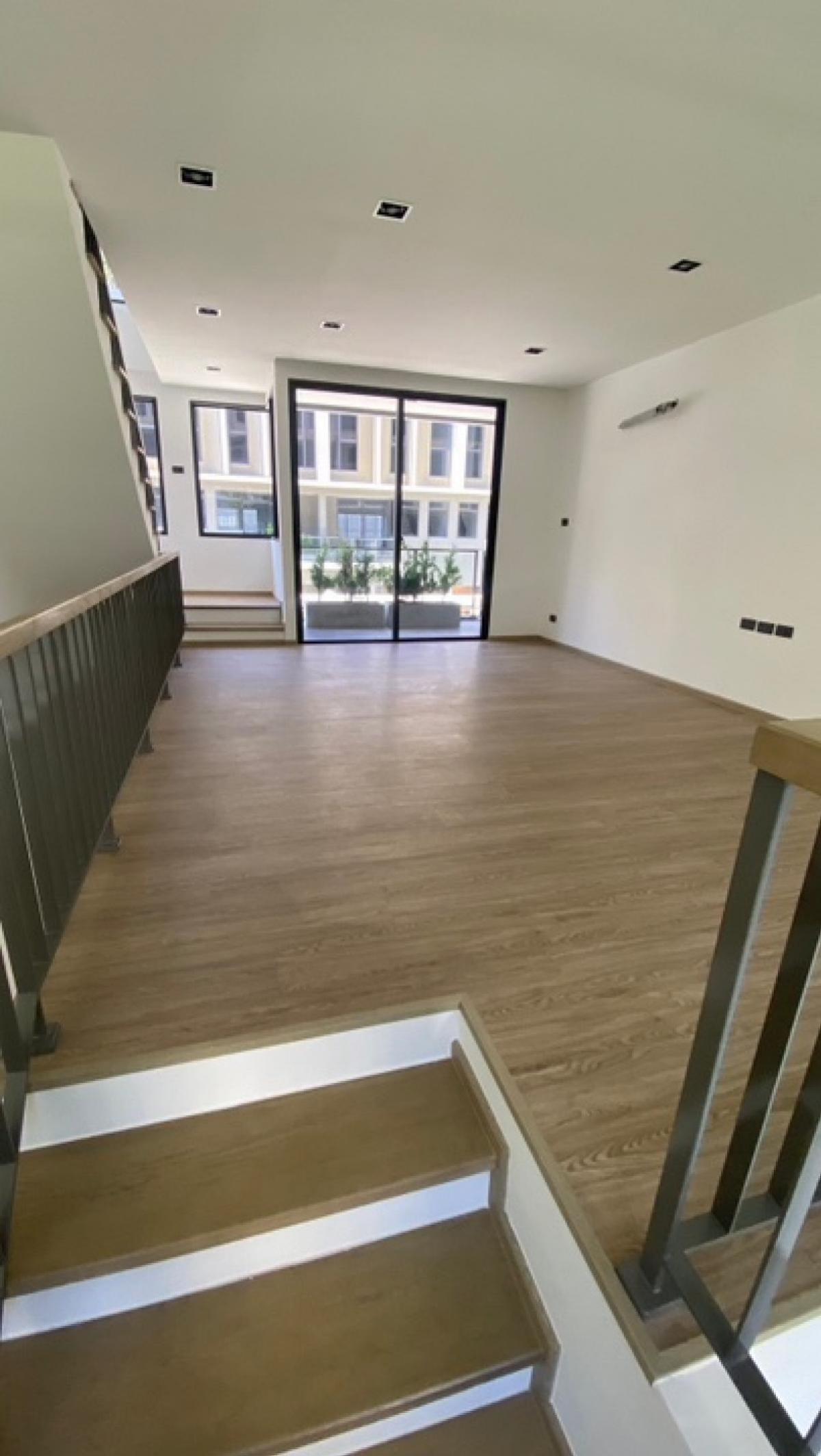 For SaleTownhomeLadprao101, Happy Land, The Mall Bang Kapi : Ther Ladprao 93, the north house, beautiful garden view, high quality house, good location, near the park, near public transportation, convenient to travel, suitable for families that need spacious living space. And a quiet environment