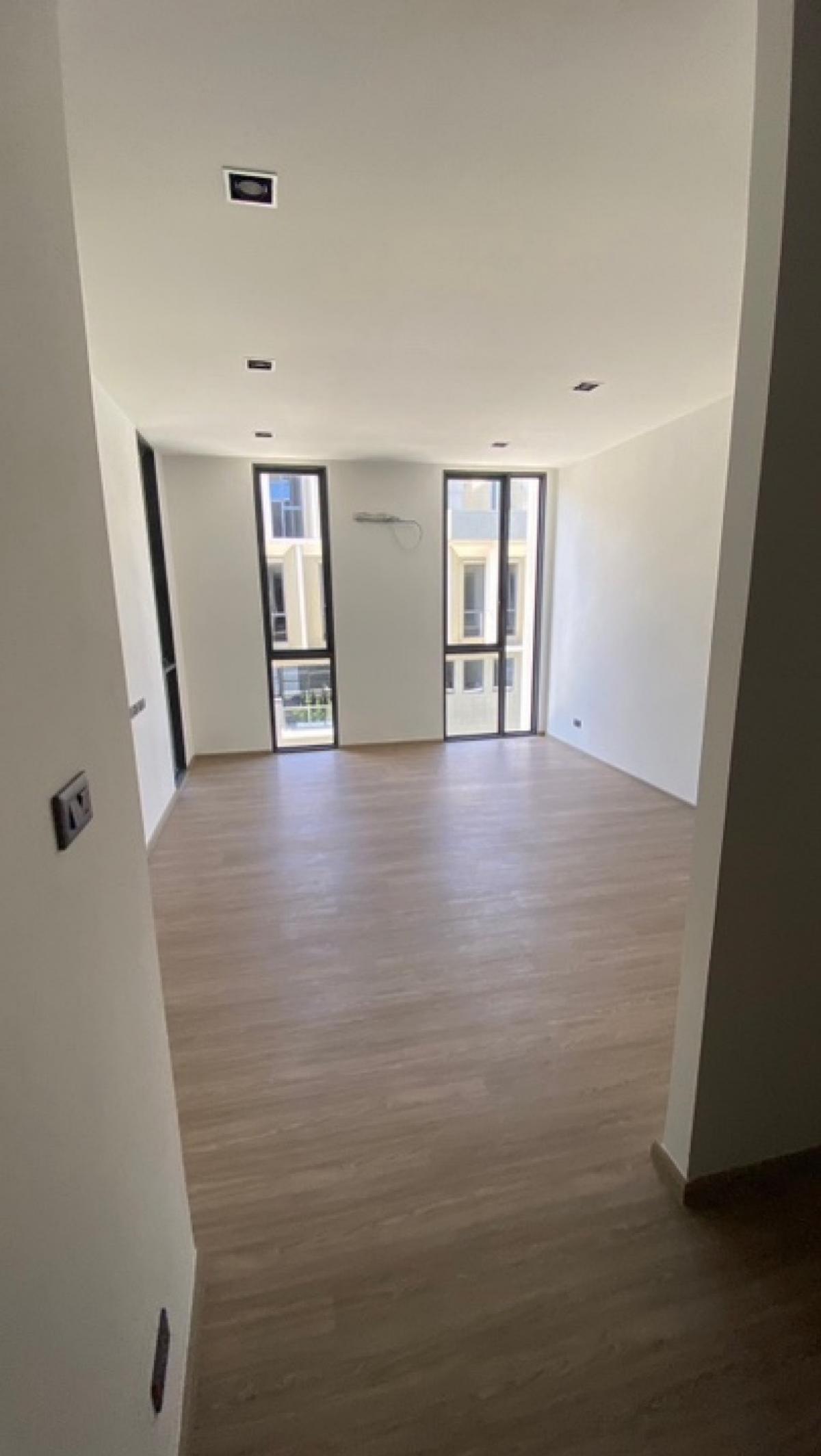 For SaleTownhomeLadprao101, Happy Land, The Mall Bang Kapi : Ther Ladprao 93, the north house, beautiful garden view, high quality house, good location, near the park, near public transportation, convenient to travel, suitable for families that need spacious living space. And a quiet environment