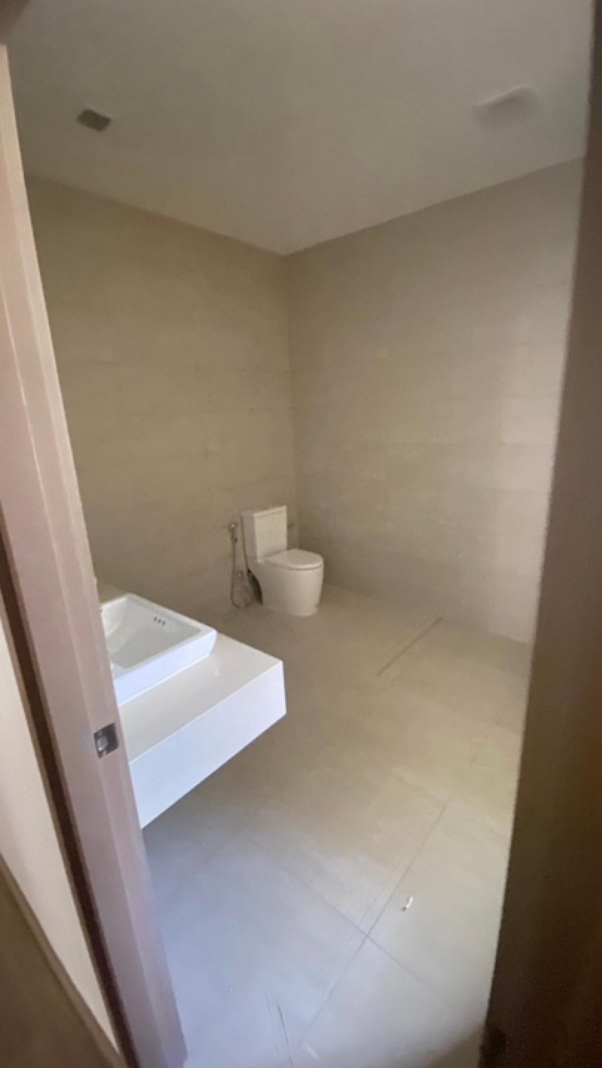 For SaleTownhomeLadprao101, Happy Land, The Mall Bang Kapi : Ther Ladprao 93, the north house, beautiful garden view, high quality house, good location, near the park, near public transportation, convenient to travel, suitable for families that need spacious living space. And a quiet environment