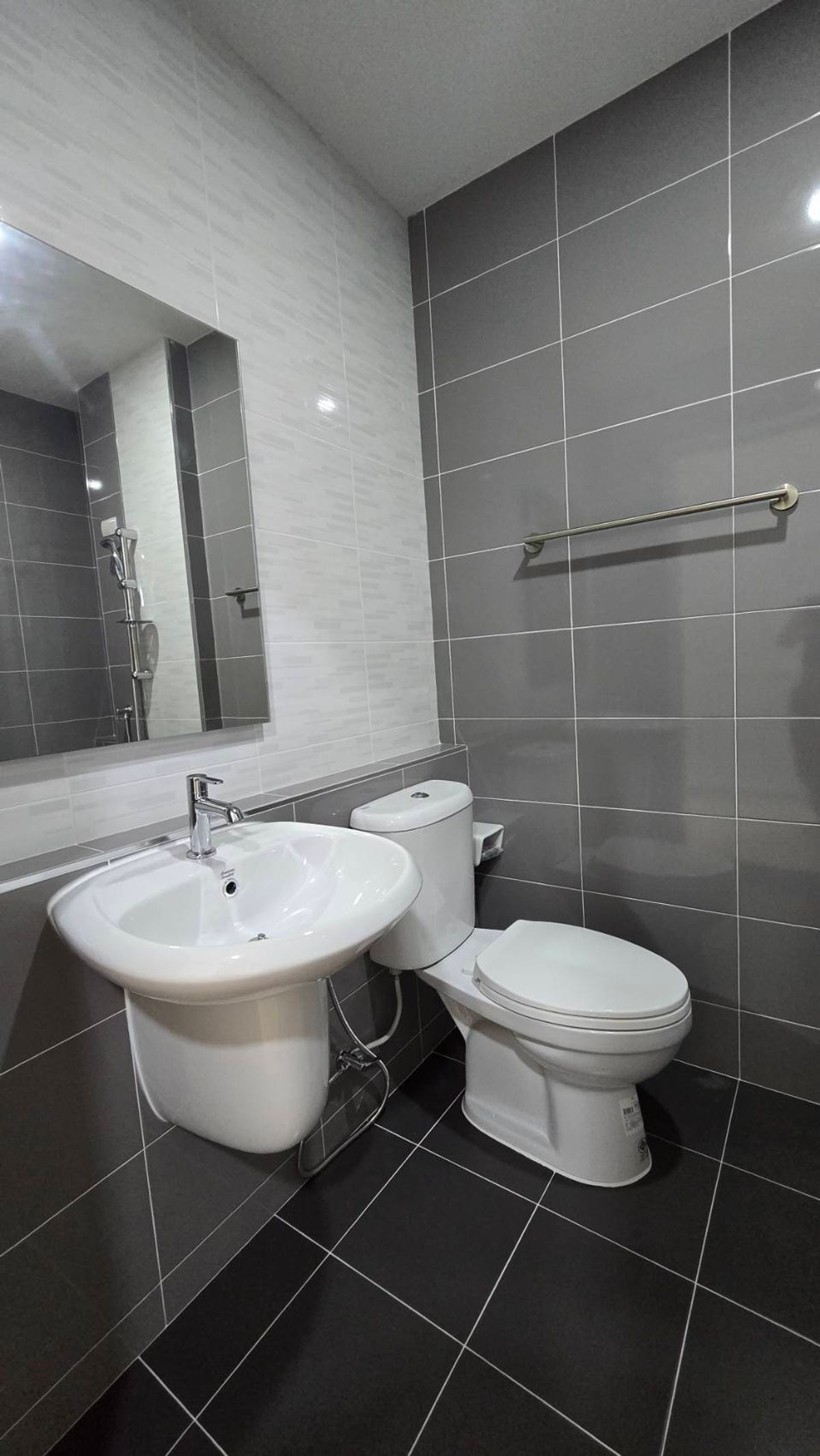 For RentTownhomePathum Thani,Rangsit, Thammasat : 2-class townhome for rent, Ring-Lam Luk Ka, 24 square wah, Kensington, 5.7 meters wide. Land starting at 21 sq.wah, 3 bedrooms, 3 bathrooms, 2 parking spaces.