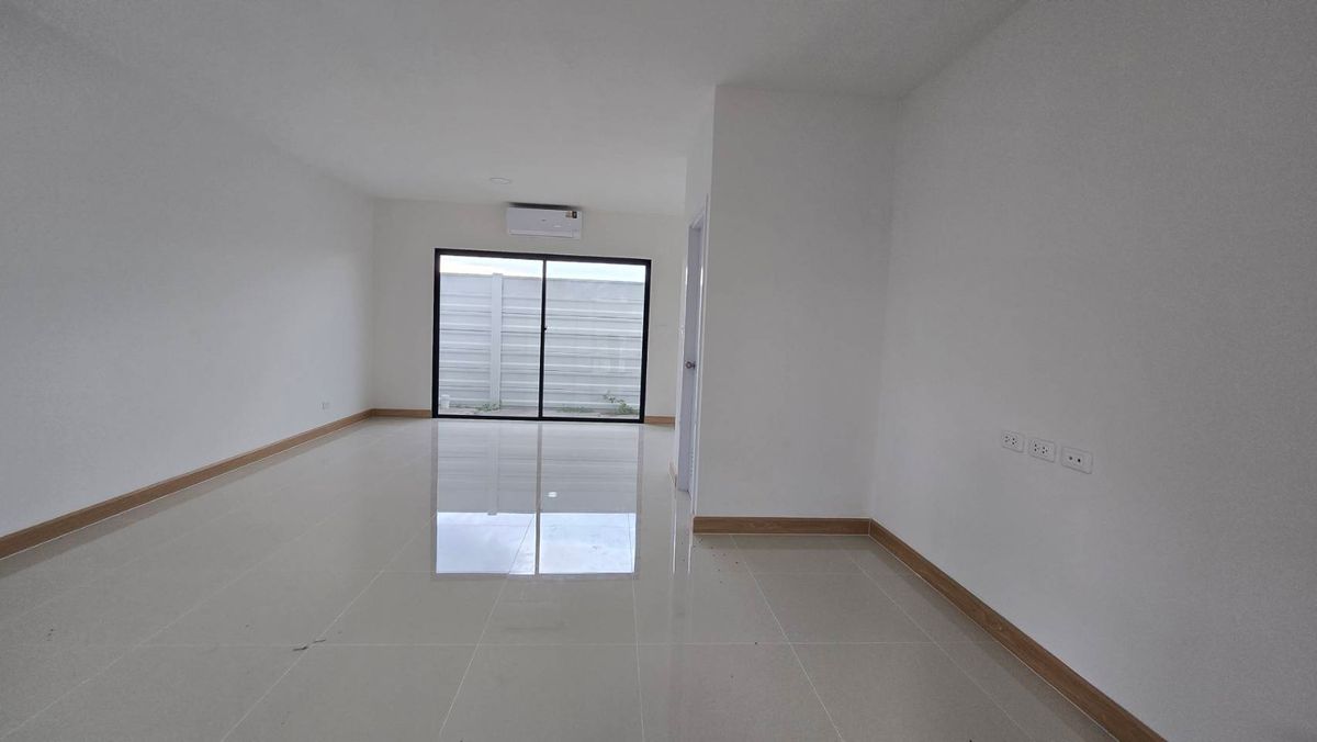 For RentTownhomePathum Thani,Rangsit, Thammasat : 2-story townhome for rent, Ring-Lam Luk Ka 24 square wah, 3 bedrooms, 3 bathrooms, 2 parking spaces