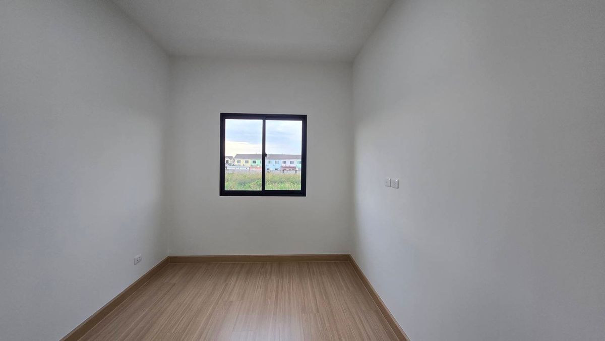 For RentTownhomePathum Thani,Rangsit, Thammasat : 2-story townhome for rent, Ring-Lam Luk Ka 24 square wah, 3 bedrooms, 3 bathrooms, 2 parking spaces