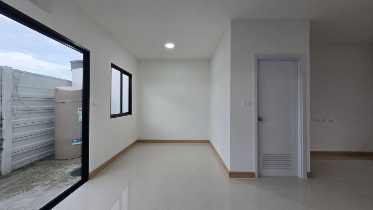 For RentTownhomePathum Thani,Rangsit, Thammasat : 2-class townhome for rent, Ring-Lam Luk Ka, 24 square wah, Kensington, 5.7 meters wide. Land starting at 21 sq.wah, 3 bedrooms, 3 bathrooms, 2 parking spaces.