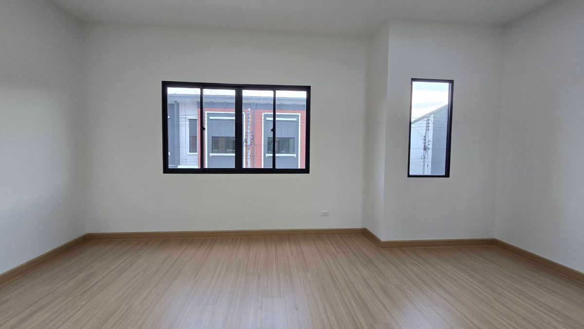For RentTownhomePathum Thani,Rangsit, Thammasat : 2-class townhome for rent, Ring-Lam Luk Ka, 24 square wah, Kensington, 5.7 meters wide. Land starting at 21 sq.wah, 3 bedrooms, 3 bathrooms, 2 parking spaces.