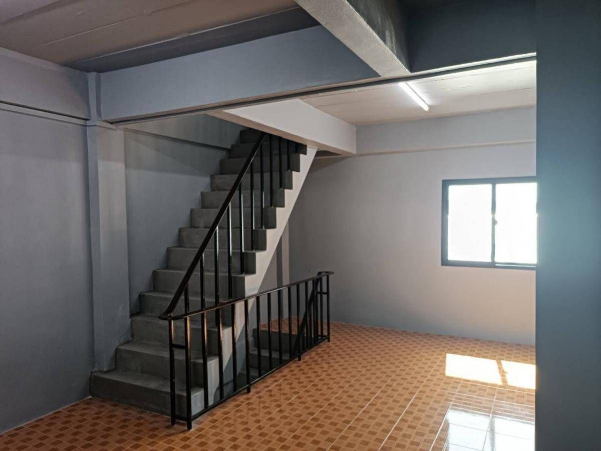 For RentShop HouseSamut Prakan,Samrong : Rent a commercial building in Thepharak Zone, near Sin Medical Hospital, Thepharak only 2 minutes.