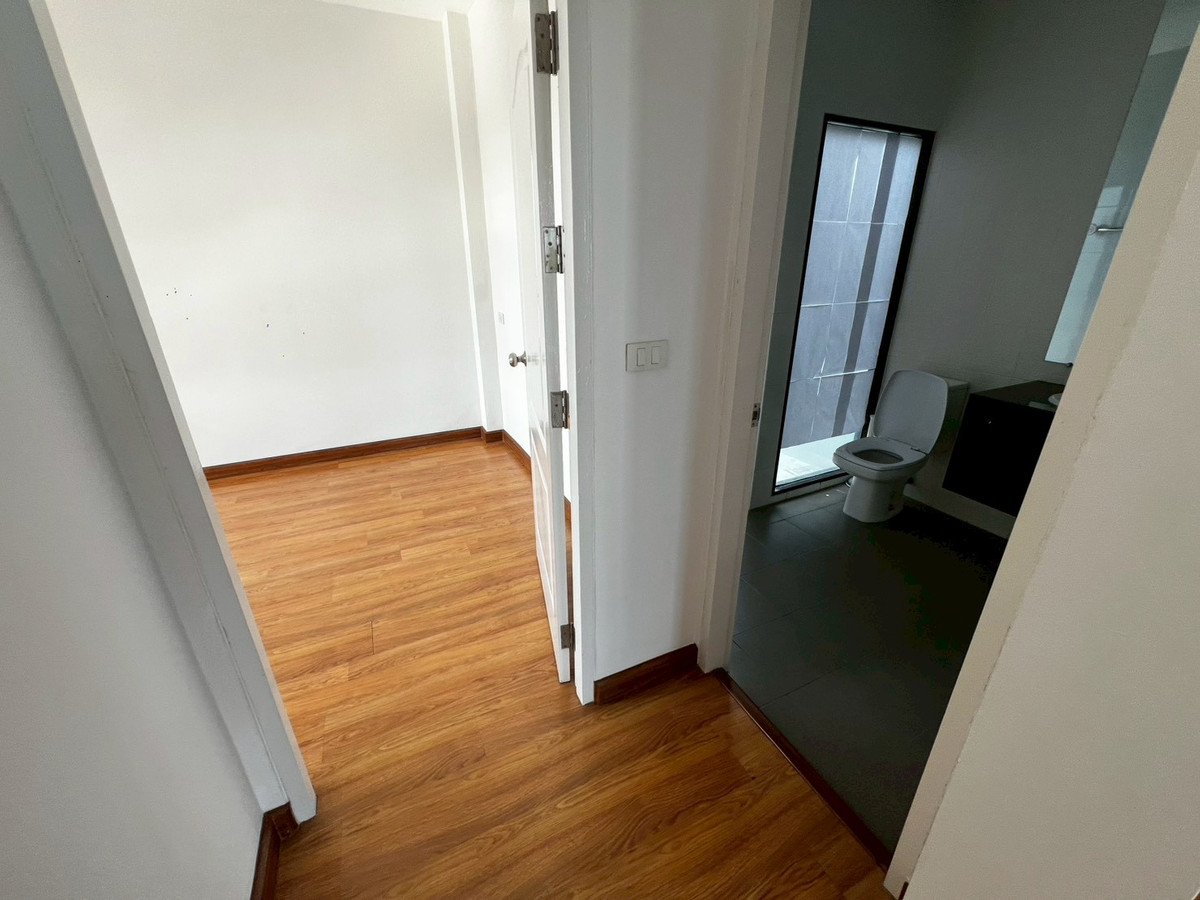 For RentHouseNonthaburi, Bang Yai, Bangbuathong : house can make office and company registration with 9-meter frontage, located on Ratchaphruek Road. 5 bedrooms