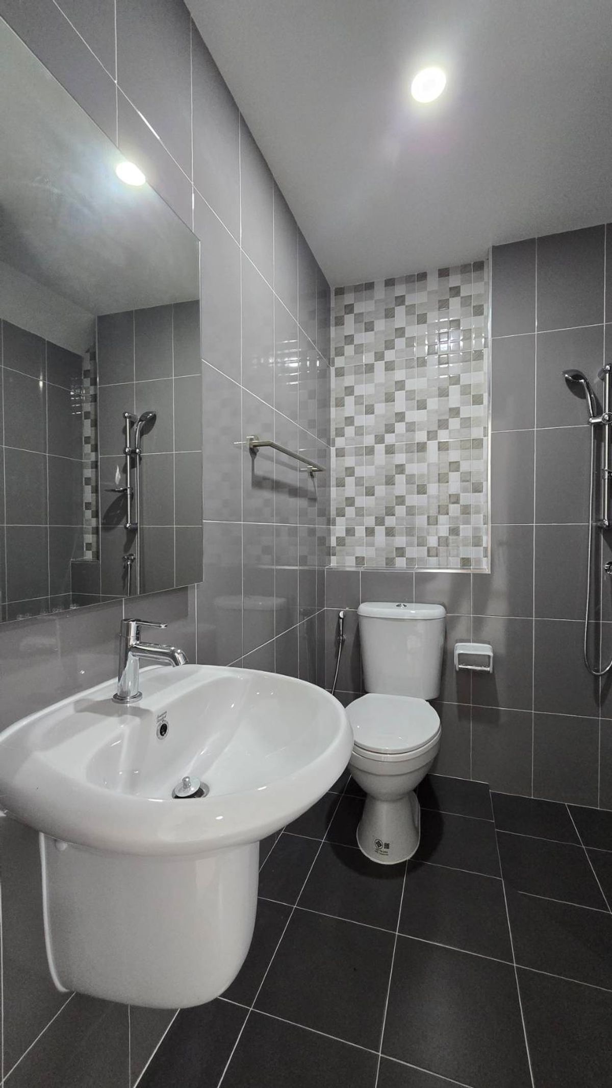 For RentTownhomePathum Thani,Rangsit, Thammasat : 2-story townhome for rent, Ring-Lam Luk Ka 24 square wah, 3 bedrooms, 3 bathrooms, 2 parking spaces