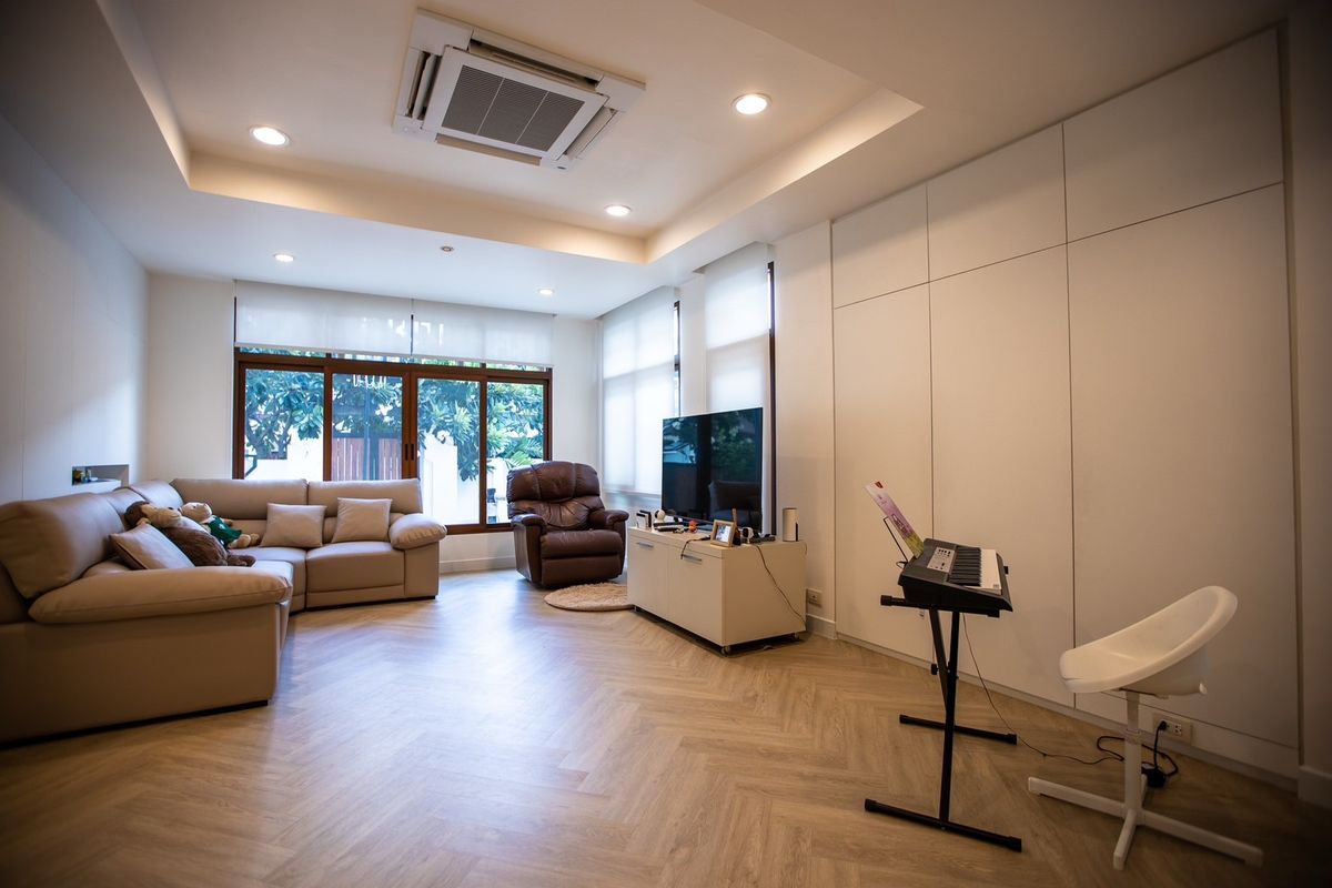 ให้เช่าบ้านเลียบทางด่วนรามอินทรา : 🏡 ให้เช่าบ้านเดี่ยวหรู Sirithawara Village รามอินทรา – รีโนเวทใหม่ทั้งหลัง ใกล้ Crystal Park  ให้เช่าบ้านเดี่ยวสุดพิเศษ โครงการคุณภาพ Sirithawara Village 📍ทำเลศักยภาพใจกลางย่านรามอินทรา – ใกล้ Crystal Park และทางด่วน!