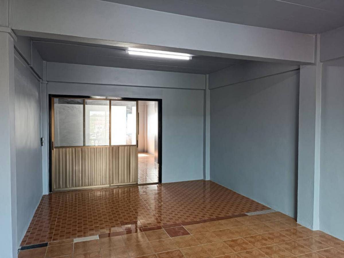 For RentShop HouseSamut Prakan,Samrong : Rent a commercial building in Thepharak Zone, near Sin Medical Hospital, Thepharak only 2 minutes.