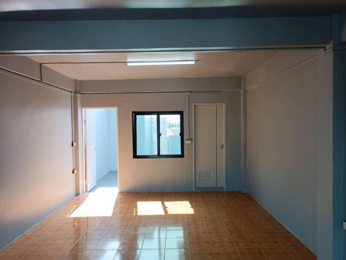 For RentShop HouseSamut Prakan,Samrong : Rent a commercial building in Thepharak Zone, near Sin Medical Hospital, Thepharak only 2 minutes.