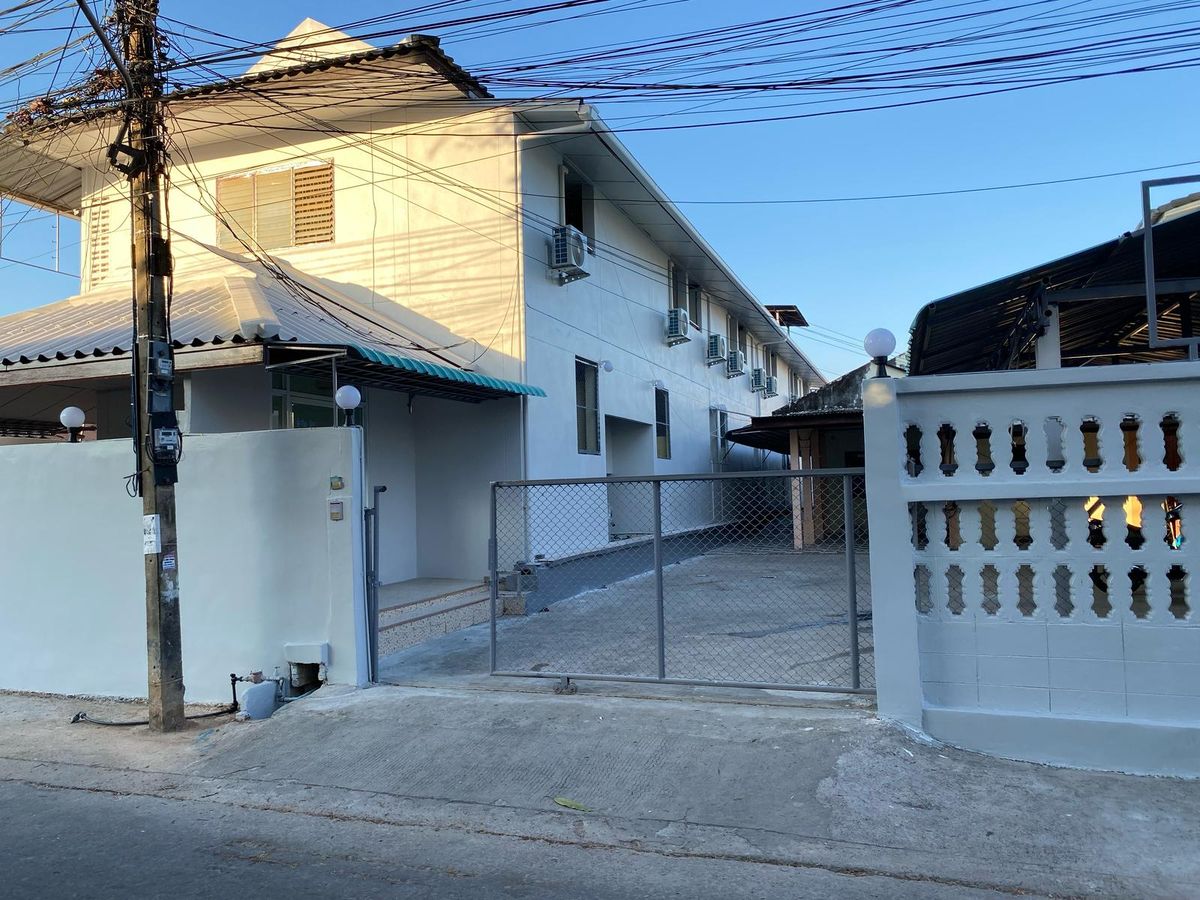 ขายกิจการโรงแรม & กิจการอพาร์ตเมนต์อุดรธานี : ขายหอพัก 20 ห้อง พร้อมบ้านพัก บนถนนสุรทักษ์ หลังโรงเรียนอุดรพิทย์ 