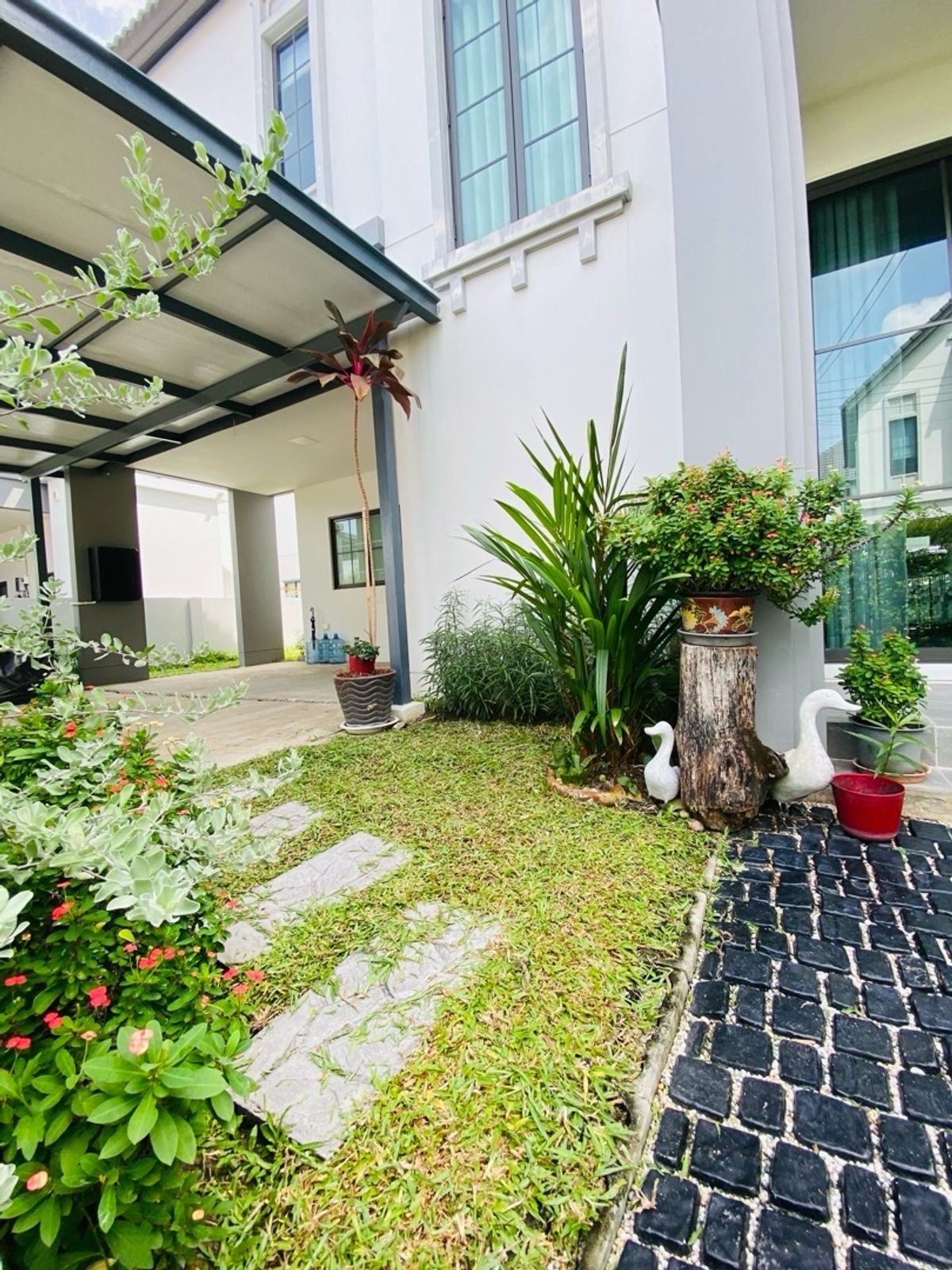 For SaleHouseLadkrabang, Suwannaphum Airport : Beautiful detached house for sale, ready to stay at the Saran Siri Ramkhamhaeng project, good condition, perfect function With a private office Suitable for modern families ✨