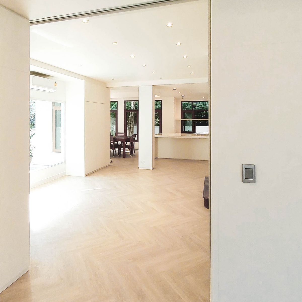 ให้เช่าบ้านเลียบทางด่วนรามอินทรา : 🏡 ให้เช่าบ้านเดี่ยวหรู Sirithawara Village รามอินทรา – รีโนเวทใหม่ทั้งหลัง ใกล้ Crystal Park  ให้เช่าบ้านเดี่ยวสุดพิเศษ โครงการคุณภาพ Sirithawara Village 📍ทำเลศักยภาพใจกลางย่านรามอินทรา – ใกล้ Crystal Park และทางด่วน!