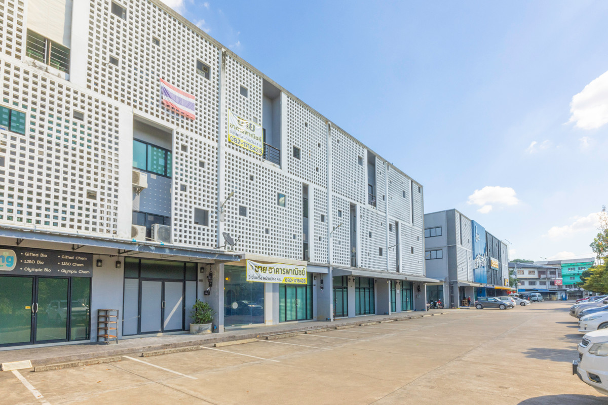 ขายอาคารพาณิชย์เชียงใหม่ : 📣 (ขาย) อาคารพาณิชย์ 3ชั้นครึ่ง ติดโรงเรียนมงฟอร์ต วิทยาลัย 🏢 *(มีที่จอดรถ)*