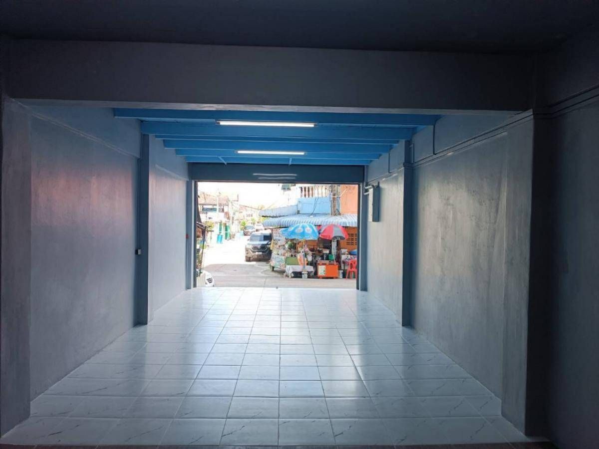 For RentShop HouseSamut Prakan,Samrong : Rent a commercial building in Thepharak Zone, near Sin Medical Hospital, Thepharak only 2 minutes.
