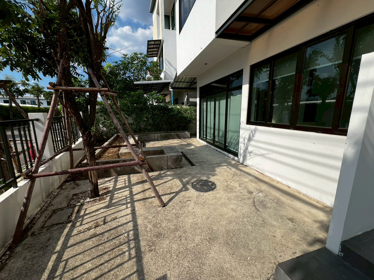 For RentHouseNonthaburi, Bang Yai, Bangbuathong : house can make office and company registration with 9-meter frontage, located on Ratchaphruek Road. 5 bedrooms