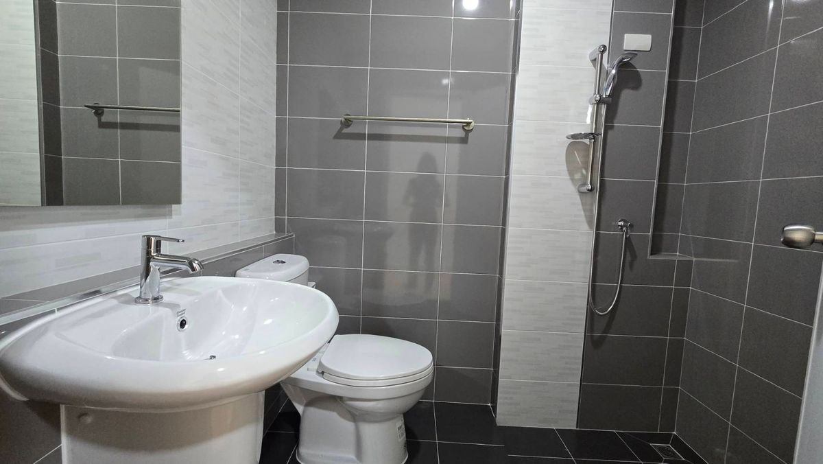 For RentTownhomePathum Thani,Rangsit, Thammasat : 2-class townhome for rent, Ring-Lam Luk Ka, 24 square wah, Kensington, 5.7 meters wide. Land starting at 21 sq.wah, 3 bedrooms, 3 bathrooms, 2 parking spaces.