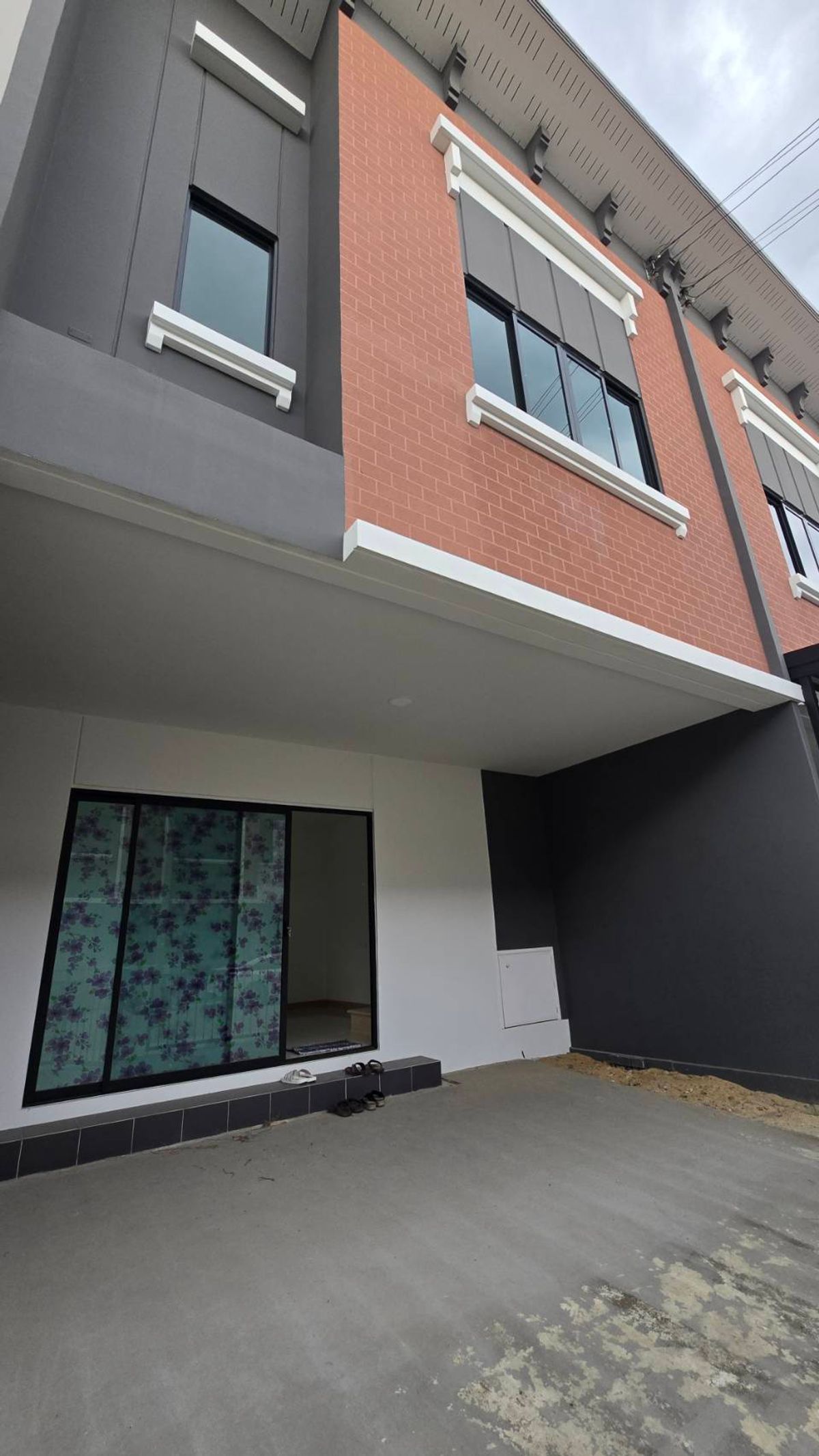 For RentTownhomePathum Thani,Rangsit, Thammasat : 2-story townhome for rent, Ring-Lam Luk Ka 24 square wah, 3 bedrooms, 3 bathrooms, 2 parking spaces